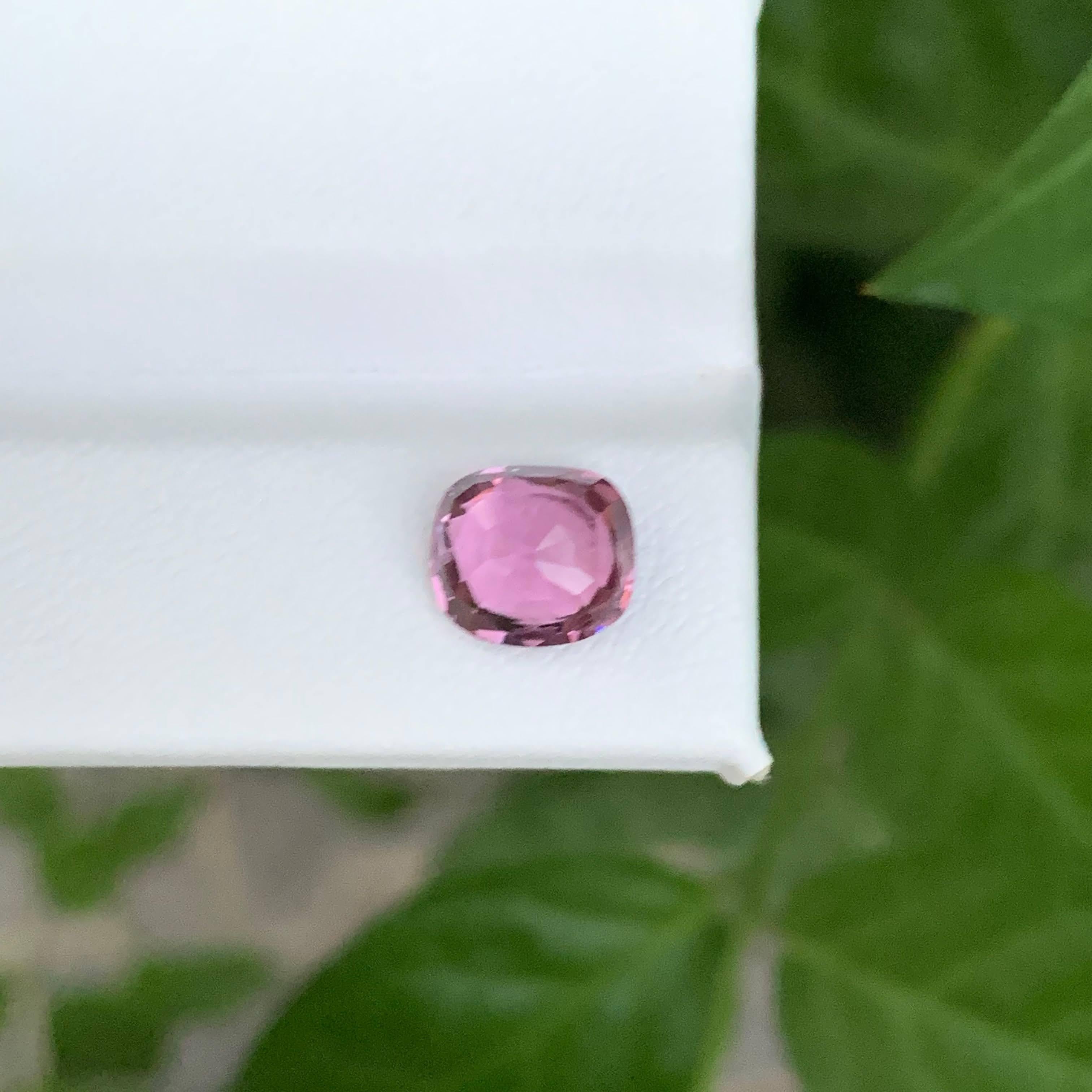 2.40 Karat Natürlicher Loser Rosa Spinell Stein Kissenschliff Tansanischer Edelstein im Angebot 1