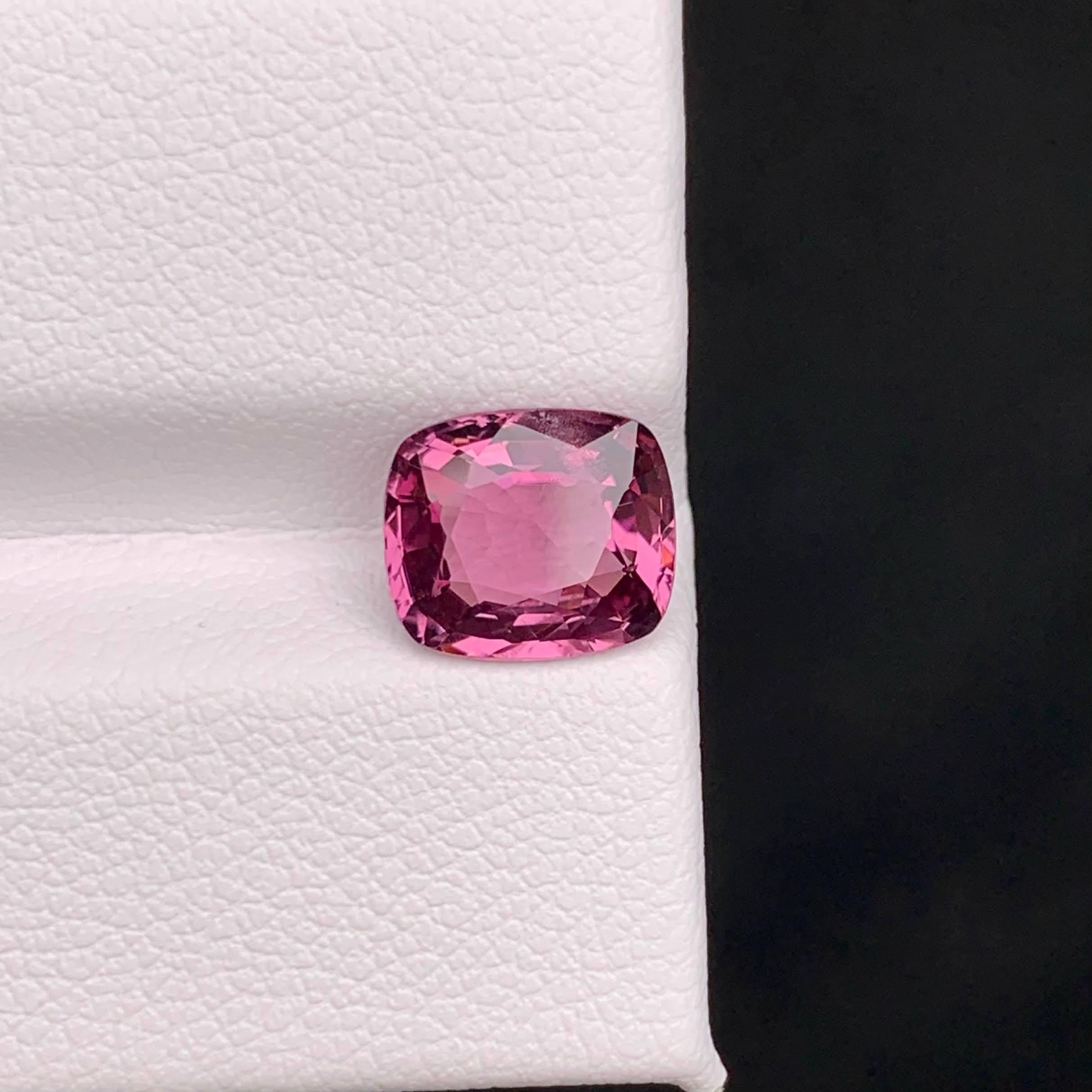 Peso 2,40 carati 
Dimensioni 8,7x7,5x4,2mm
Trattamento Nessuno
Origine Tanzania
Chiarezza VVS 
Forma taglio cuscino 



Lo spinello rosa rosso sfuso naturale da 2,40 carati è una gemma affascinante, che mostra un vibrante taglio a cuscino che ne