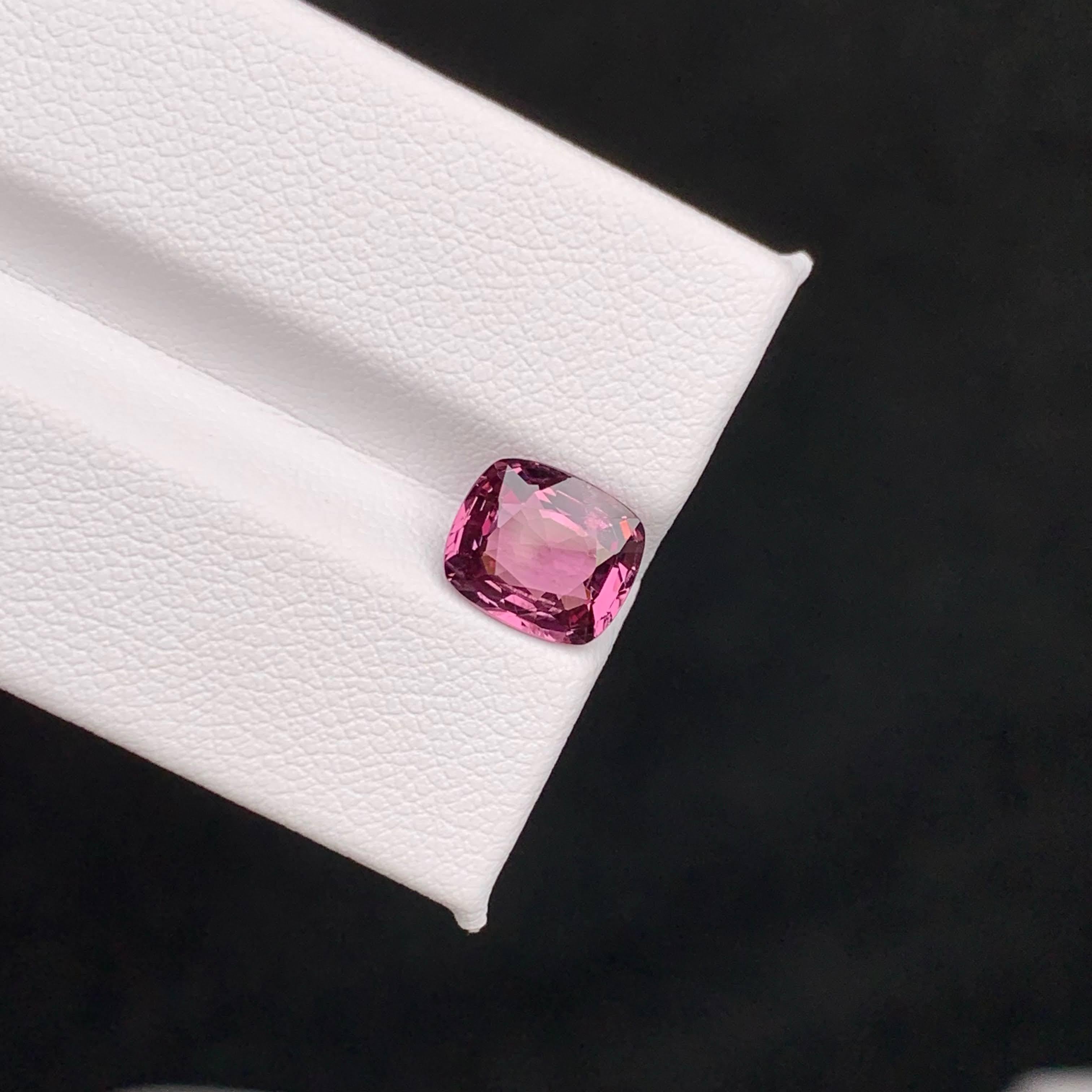 Taglio cuscino 2,40 Carati di Spinello rosso rosato naturale sciolto Pietra della Tanzania tagliata a cuscino in vendita