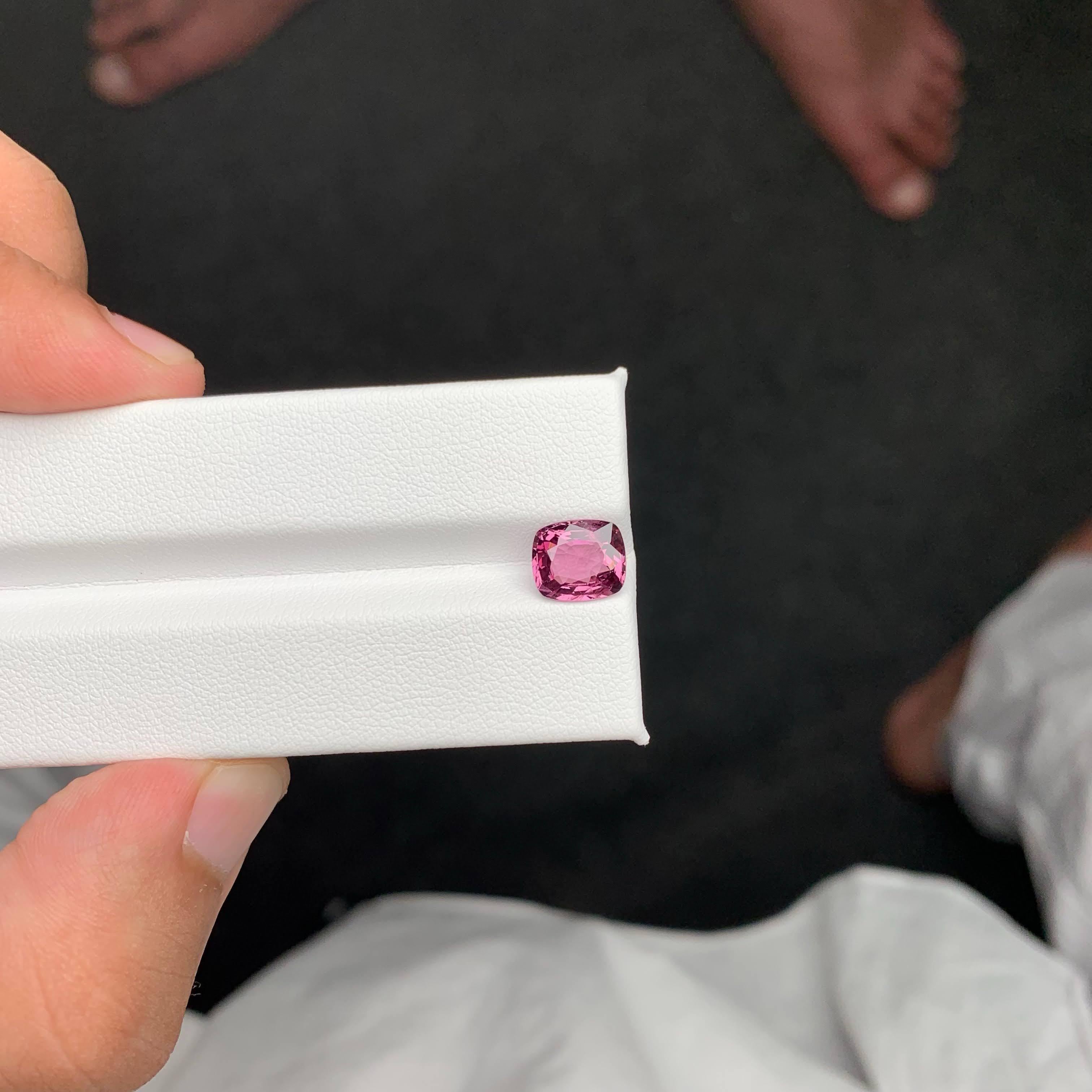 2,40 Carati di Spinello rosso rosato naturale sciolto Pietra della Tanzania tagliata a cuscino In condizioni Nuovo in vendita a Bangkok, TH