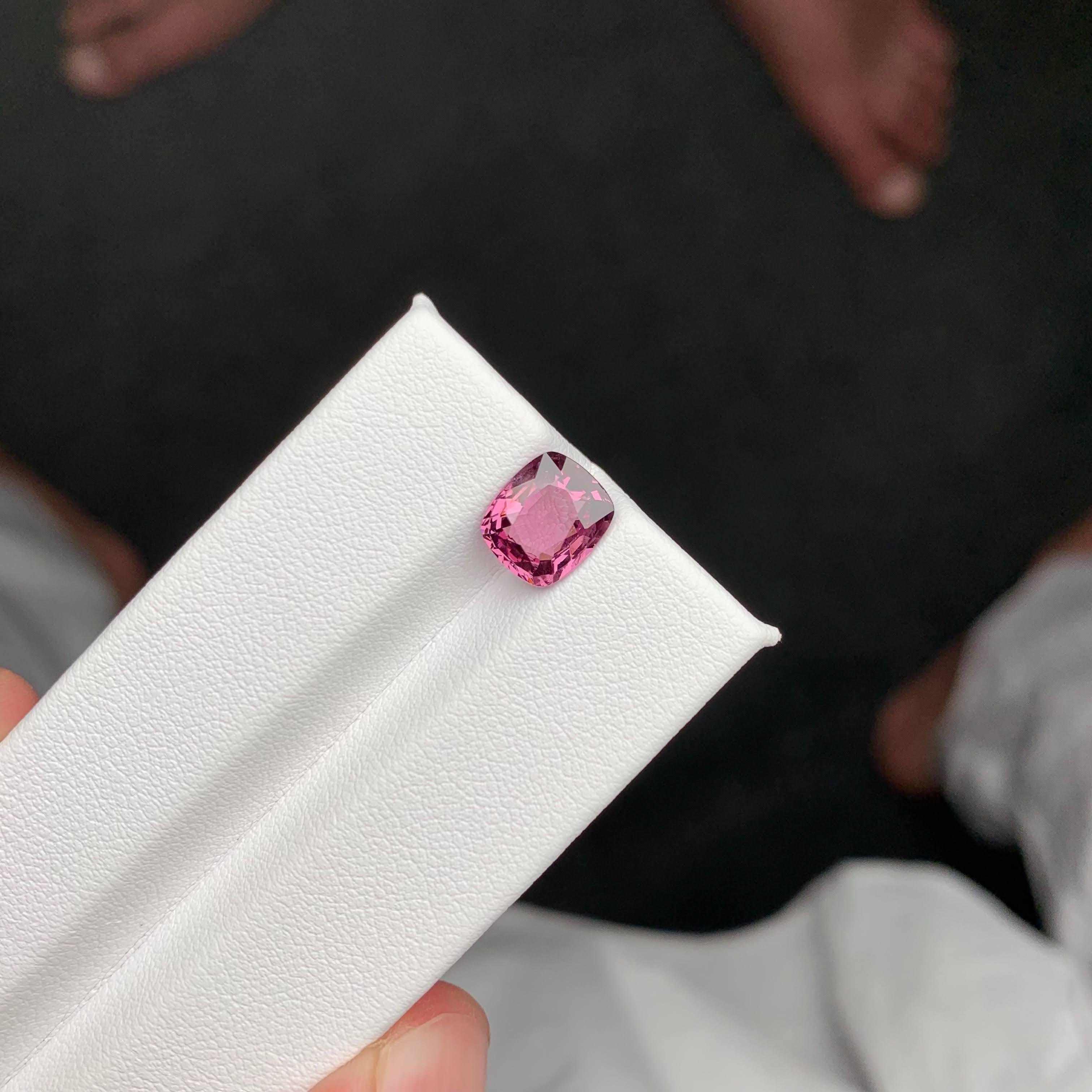 da uomo o donna 2,40 Carati di Spinello rosso rosato naturale sciolto Pietra della Tanzania tagliata a cuscino in vendita