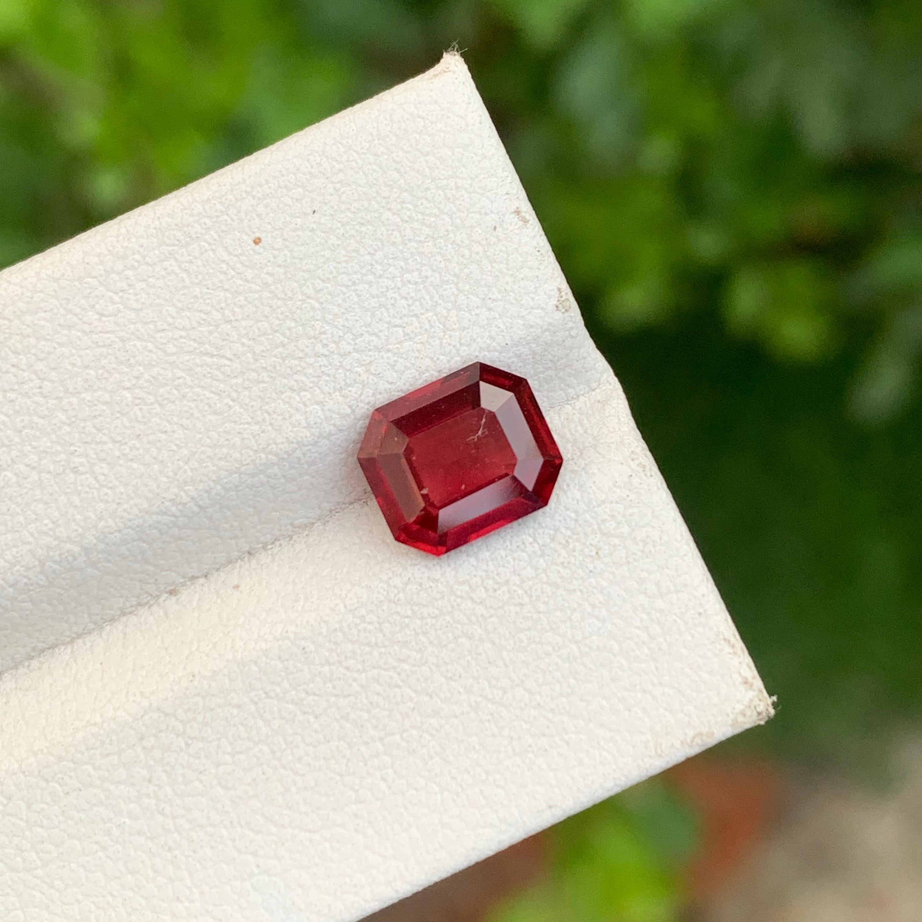 Loser Rhodolith-Granat
Gewicht: 2,40 Karat
Abmessungen: 8,2 x 7 x 4 mm
Farbe: Rot
Herkunft: Afrika
Behandlung: Nicht
Form : Smaragd 

Der Rhodolith-Granat, ein Edelstein, der für seine bezaubernden rötlich-violetten Farbtöne bekannt ist, nimmt einen