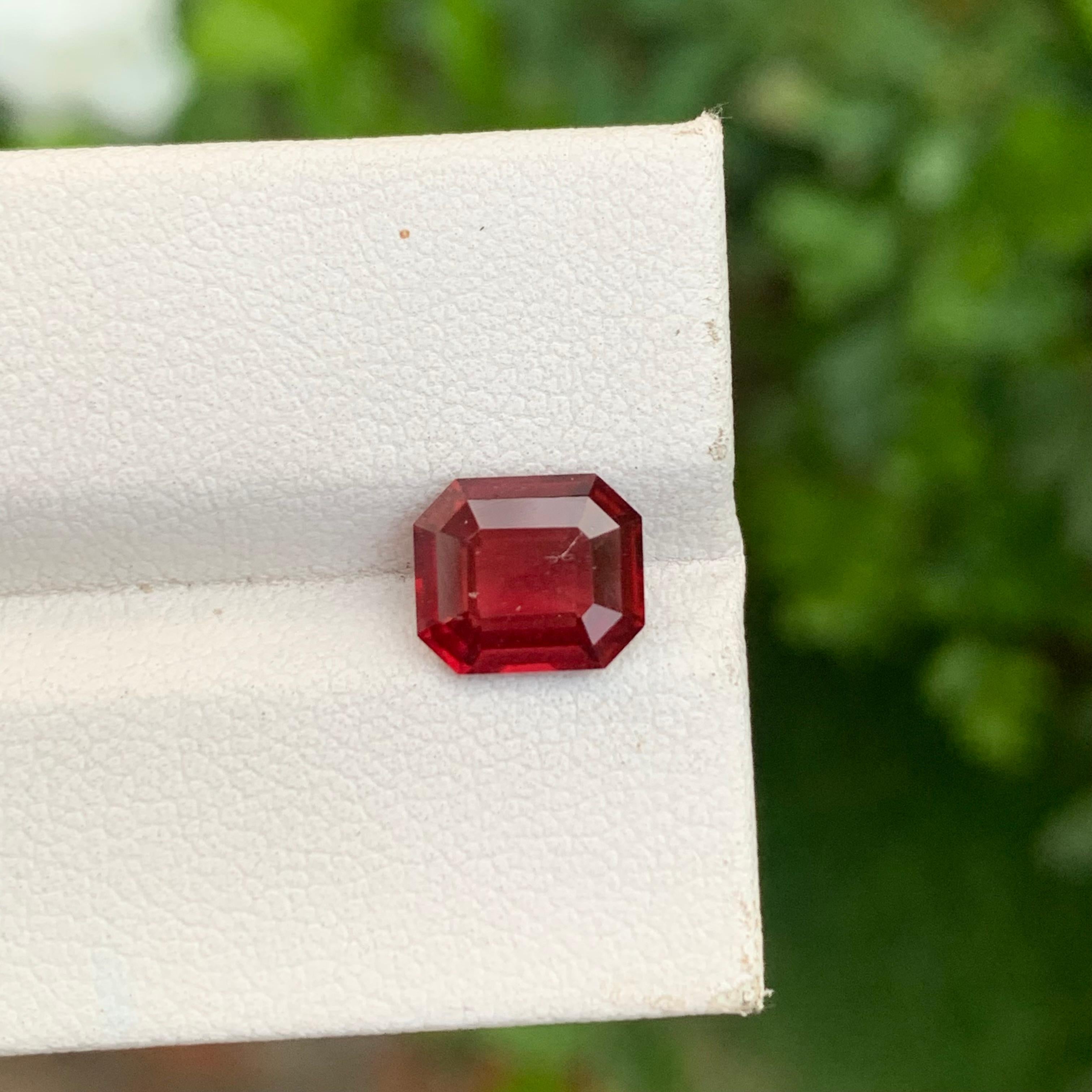 2,40 Karat natürlicher loser Rhodolith Granat Smaragd Form Edelstein für Ring (Smaragdschliff) im Angebot