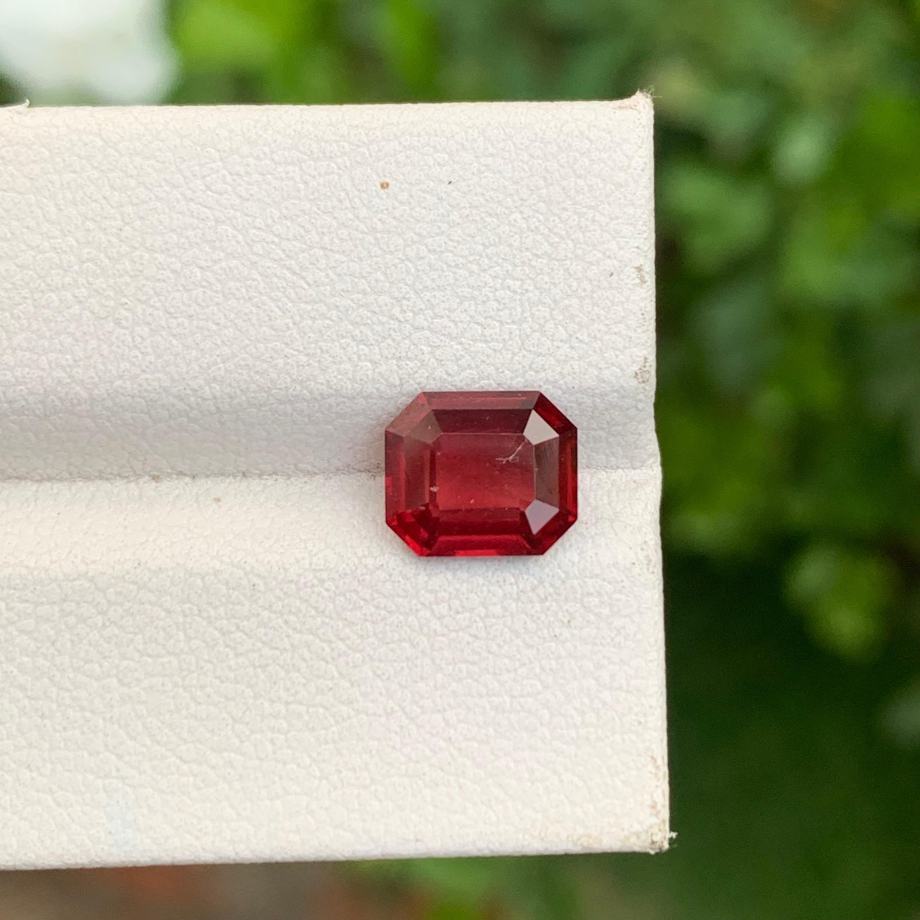 2,40 Karat natürlicher loser Rhodolith Granat Smaragd Form Edelstein für Ring im Zustand „Neu“ im Angebot in Peshawar, PK