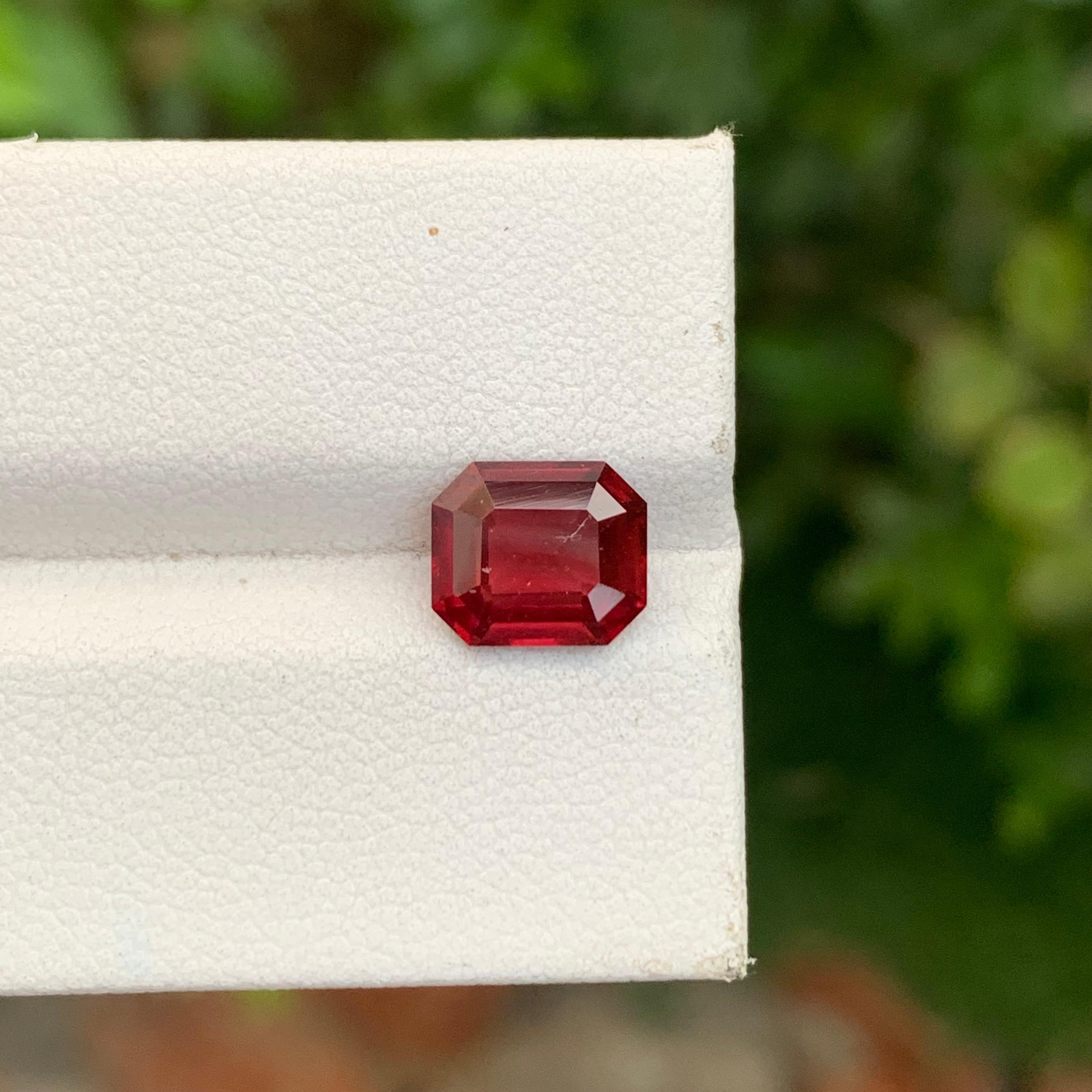 2,40 Karat natürlicher loser Rhodolith Granat Smaragd Form Edelstein für Ring im Angebot 1