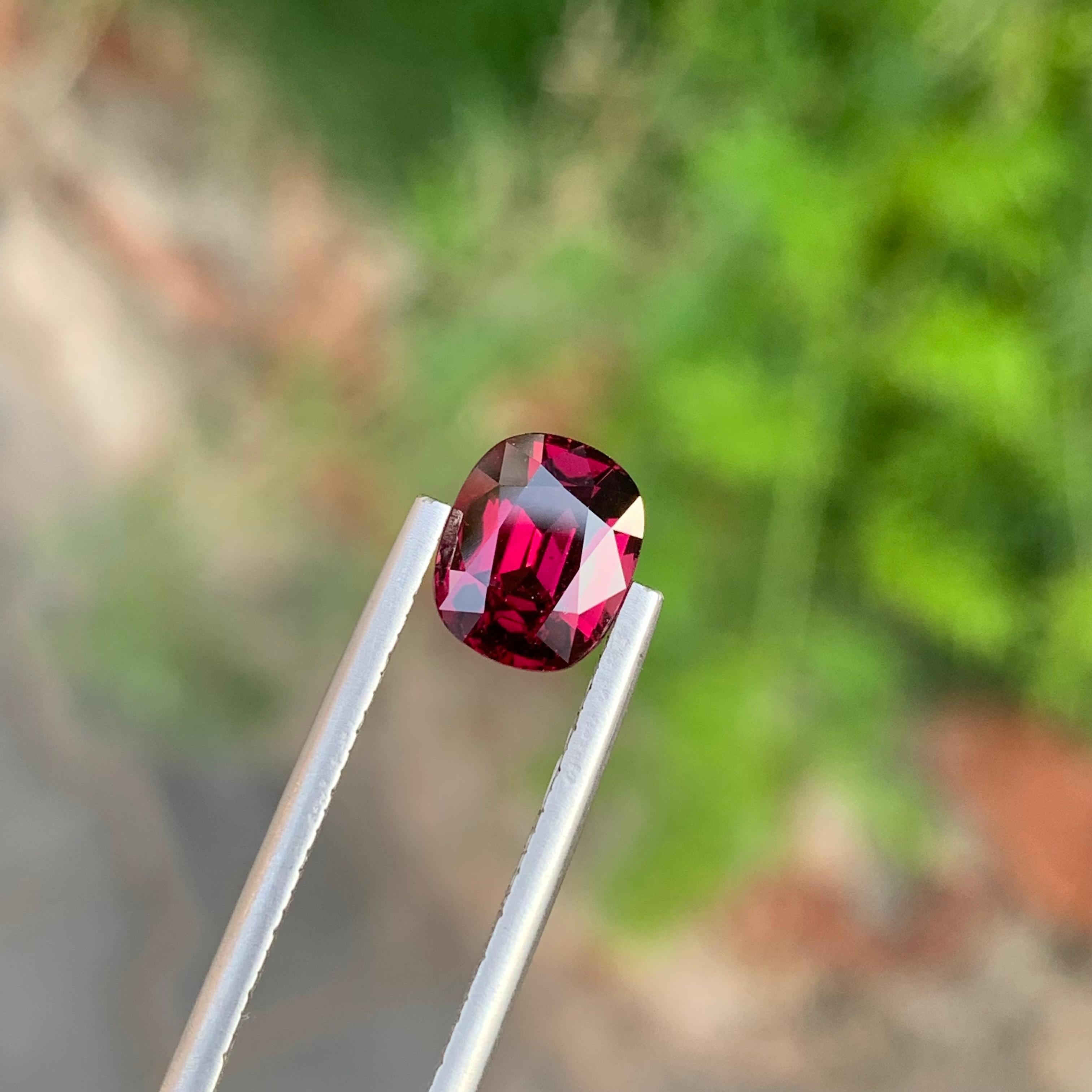 2,40 Karat natürlicher loser Rhodolith-Granat in ovaler Form für Ring (Ovalschliff) im Angebot