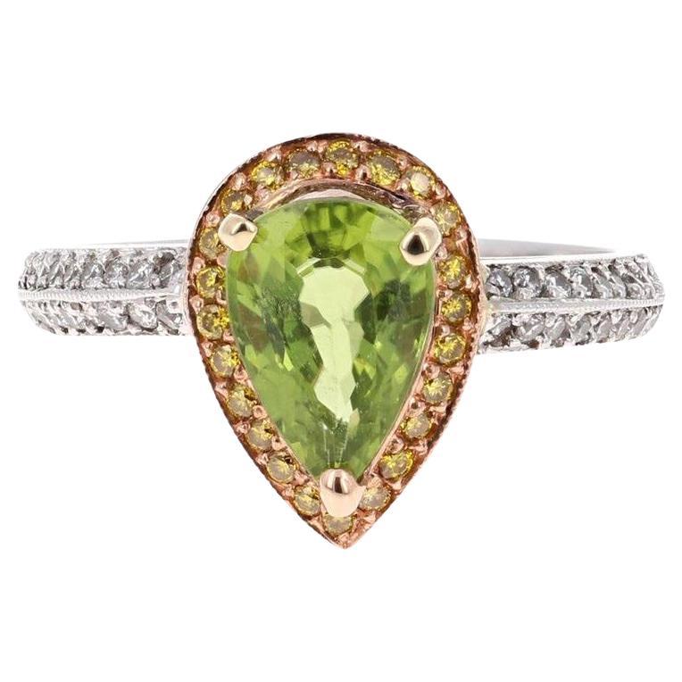 2,40 Karat natürlicher Peridot Diamant 18 Karat Weißgold Verlobungsring

Dieser wunderschöne Ring hat in der Mitte einen Peridot im Birnenschliff mit einem Gewicht von 1,83 Karat. Der Ring ist von einem hübschen Halo aus 22 gelben Diamanten im