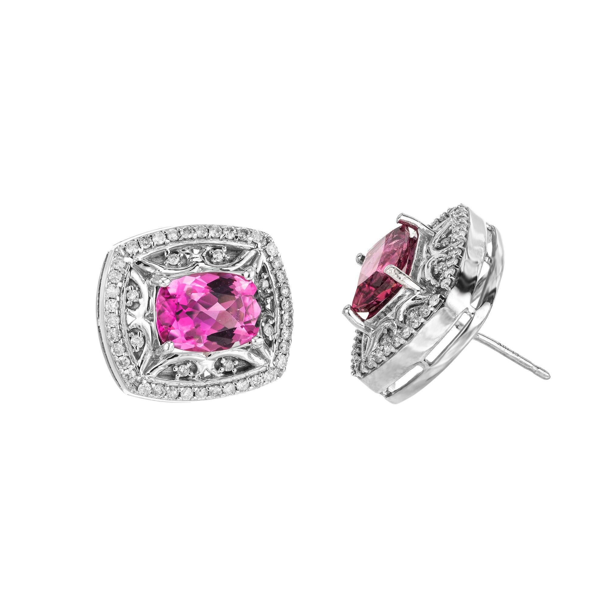 Pendientes de oro blanco con halo de diamantes y turmalina rosa ovalada de 2,40 quilates en Excelente estado para la venta en Stamford, CT