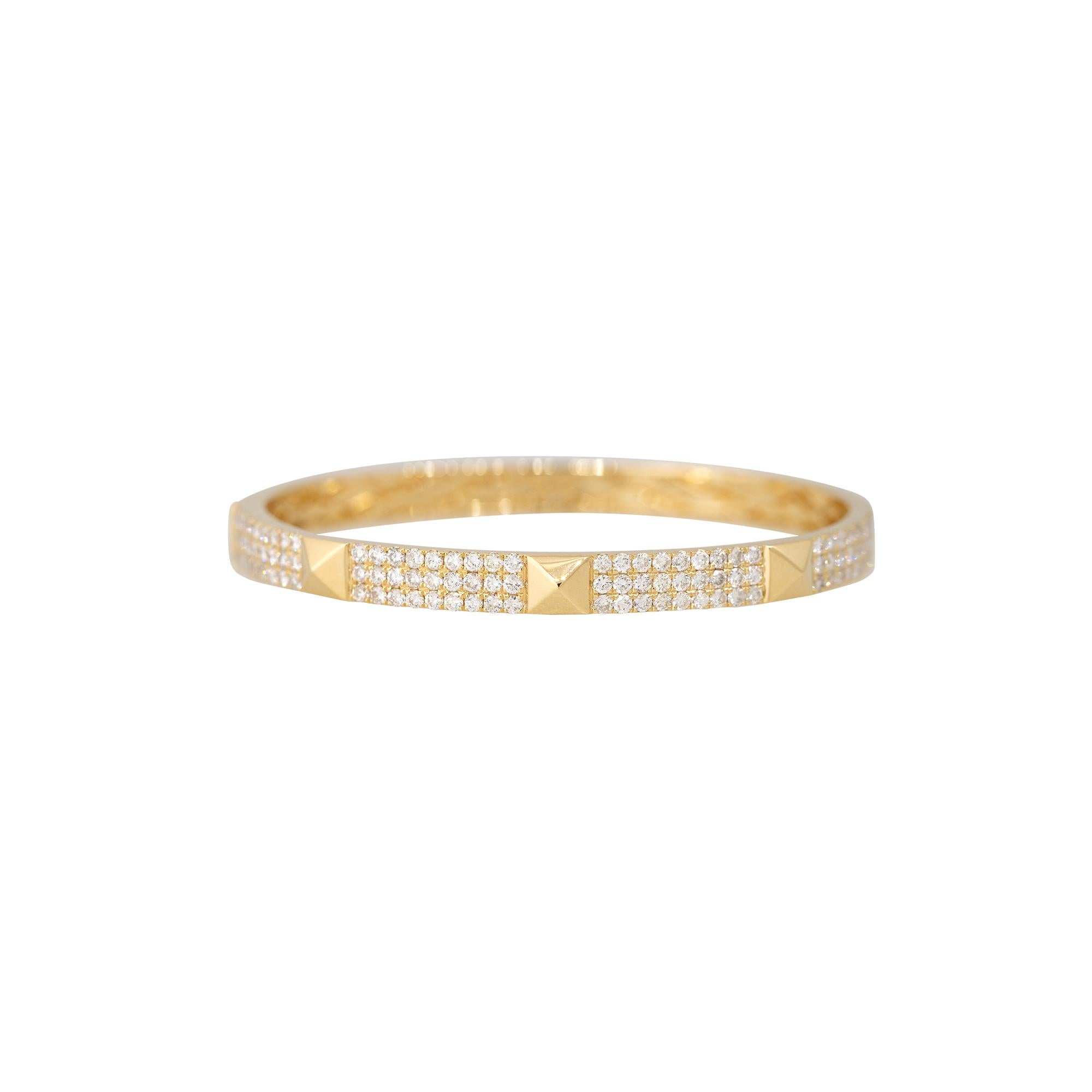 Taille ronde 2.40 Carat Diamond Pave Rock Stud Bangle 18 Karat En stock en vente