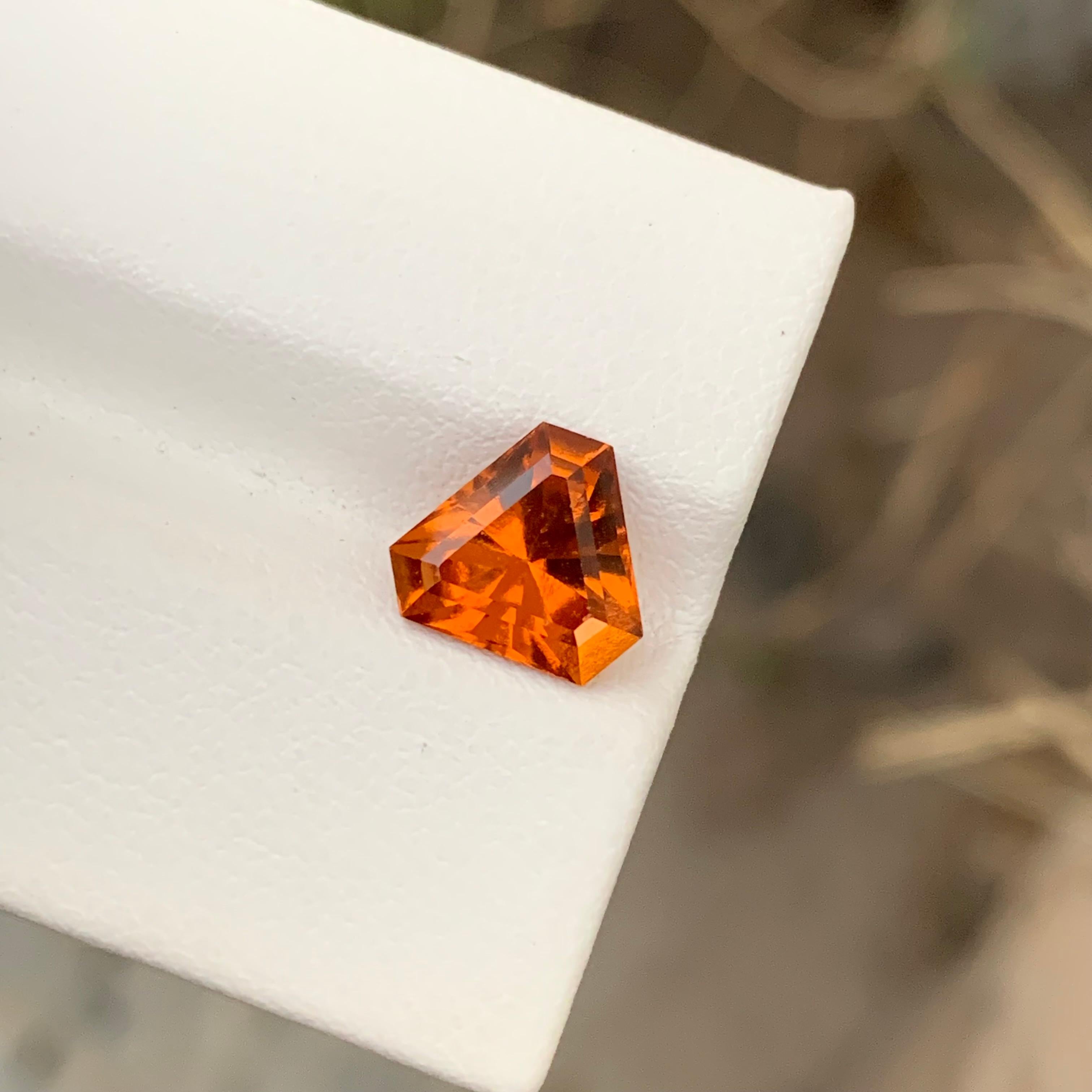 2.40 Carat Pretty Loose Hessonite Garnet Trillion Cut Gem For Jewellery Making  In New Condition For Sale In Peshawar, PK