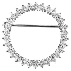 Broche circular de oro blanco con diamante redondo talla brillante de 2,40 quilates