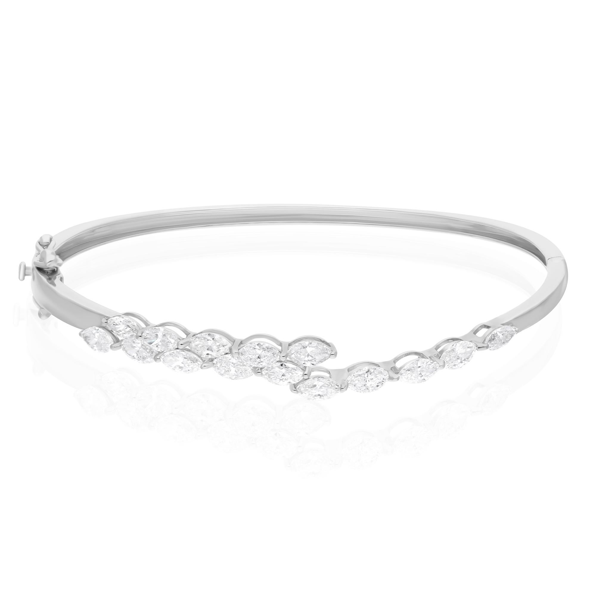 Fabriqué en or 18 carats, ce bracelet exquis est serti de 2,40 carats de diamants étincelants.

Suivez la vitrine de Spectrum Jewels pour découvrir la dernière collection et les pièces exclusives. Spectrum Jewels est fièrement classé parmi les