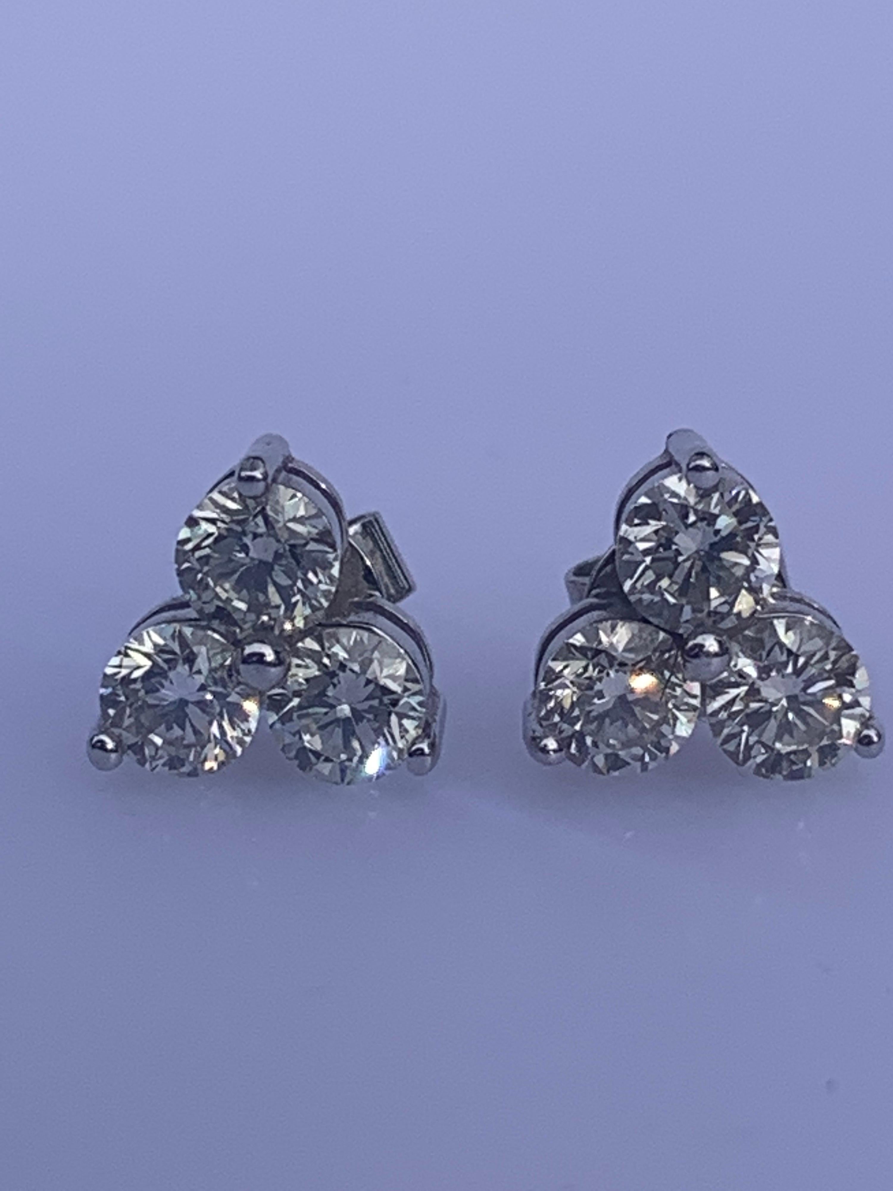 white round diamonds set in 14K White Gold Ear studs is push back studs. The Pair of diamonds are well matched and made. Each diamonds are 0.40 Pointer, the large backing makes comfortable and safety.

The each and every diamonds are set individual.