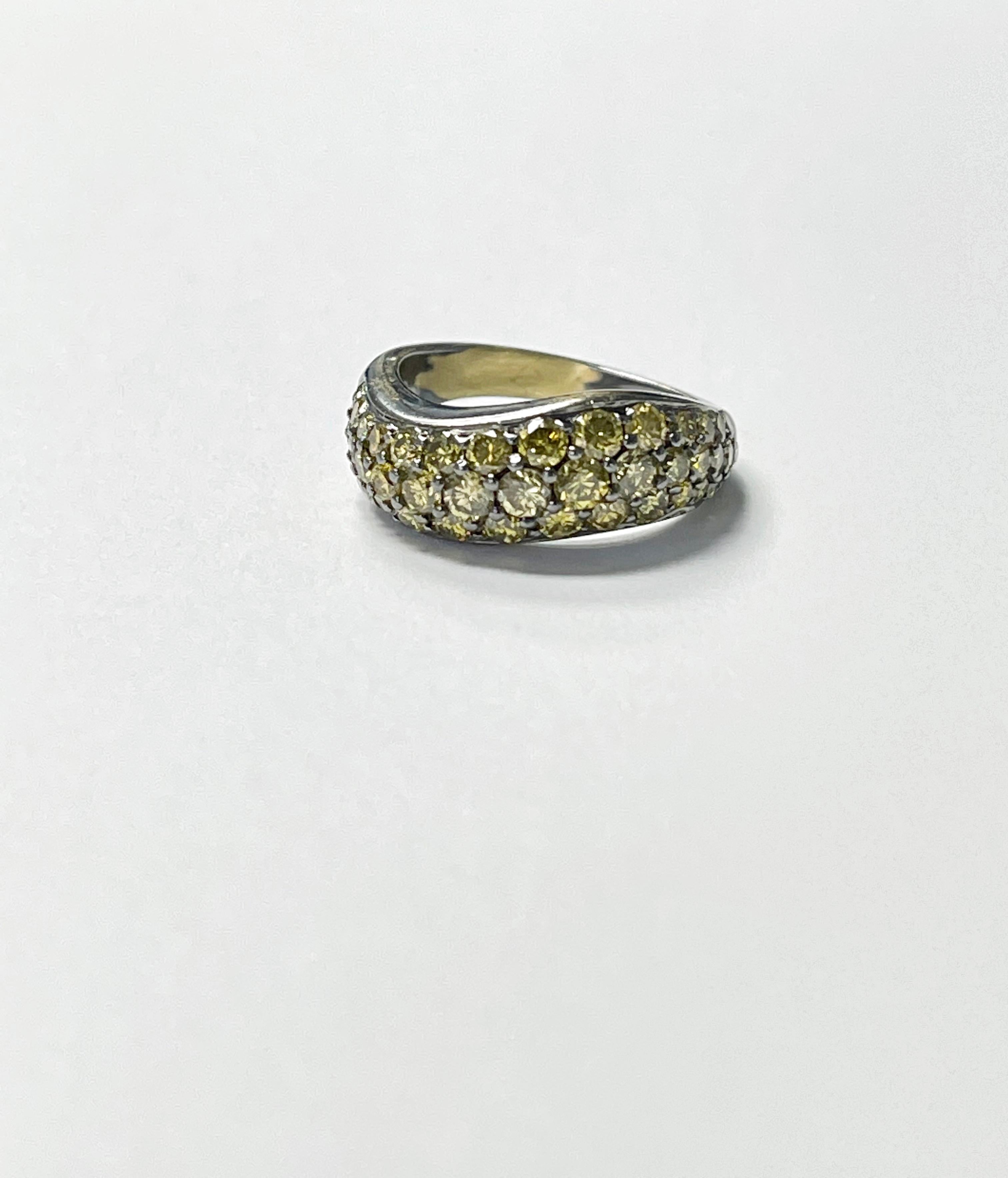 2.40 Carat Yellow Diamond Band Ring in 18K Gold For Sale 1