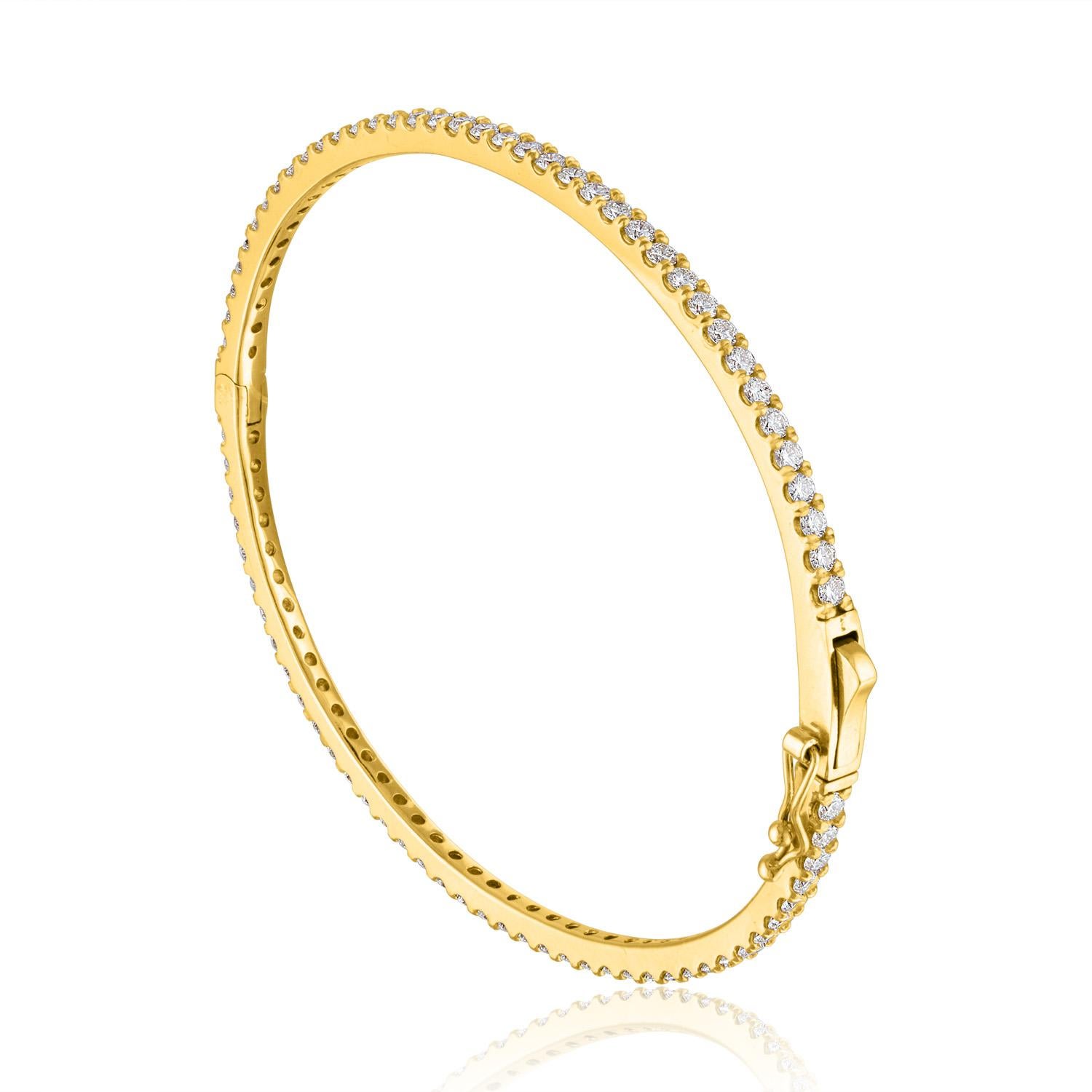 Contemporain Bracelet jonc en or entièrement entouré de diamants de 2,40 carats en vente