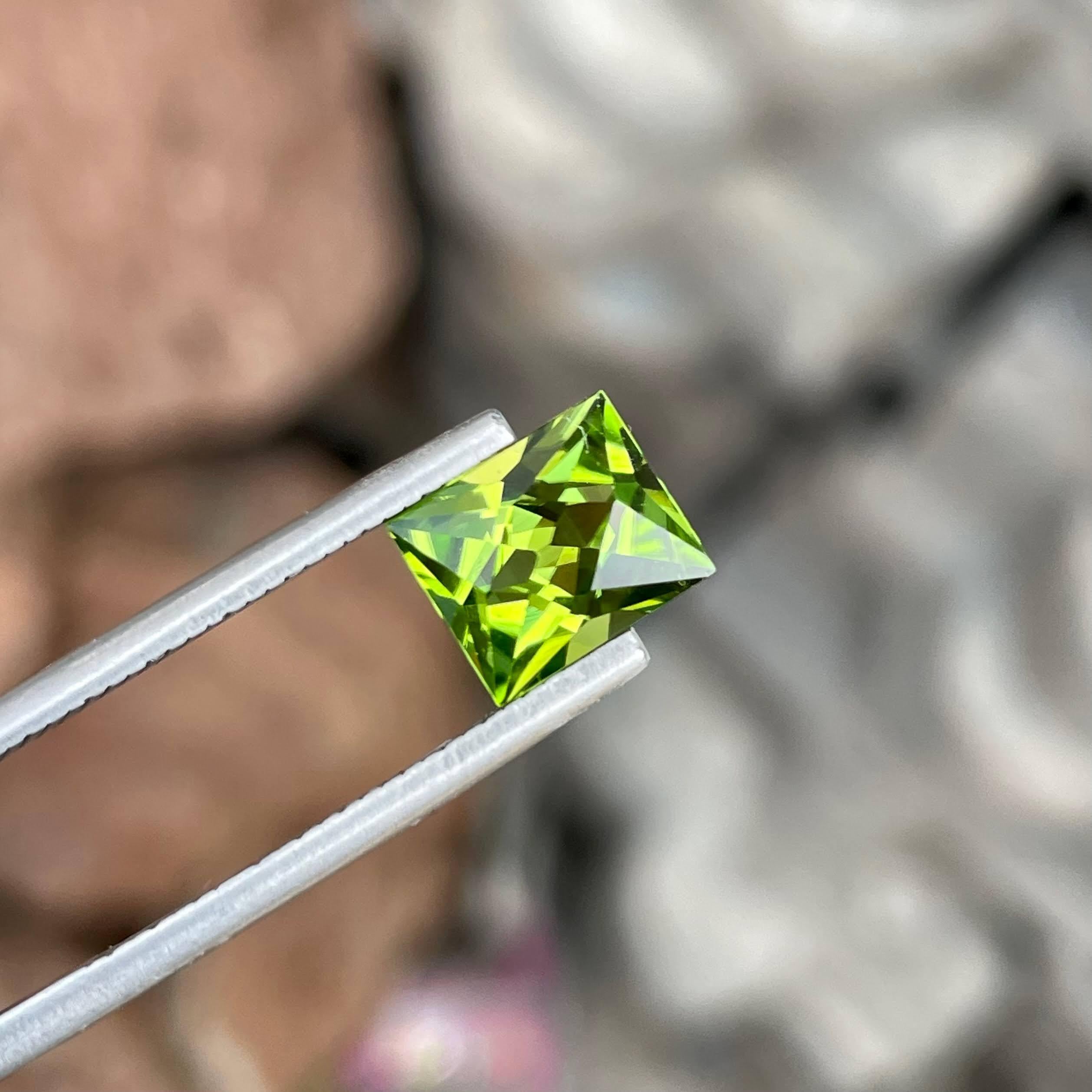 Modern 2.40 Carats Green Loose Peridot Stone Scissors Cut Natural Pakistani Gemstone For Sale