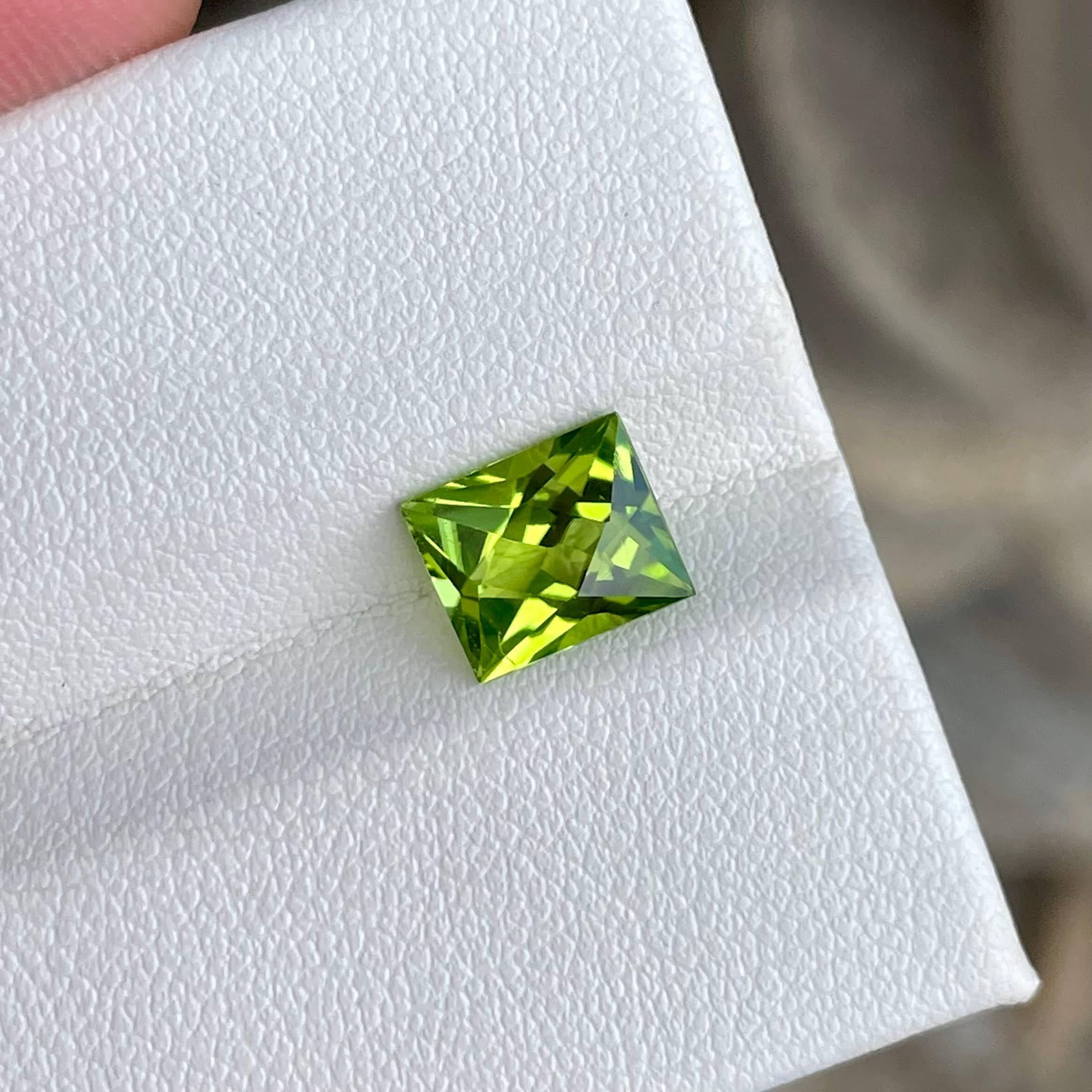 Mixed Cut 2.40 Carats Green Loose Peridot Stone Scissors Cut Natural Pakistani Gemstone For Sale