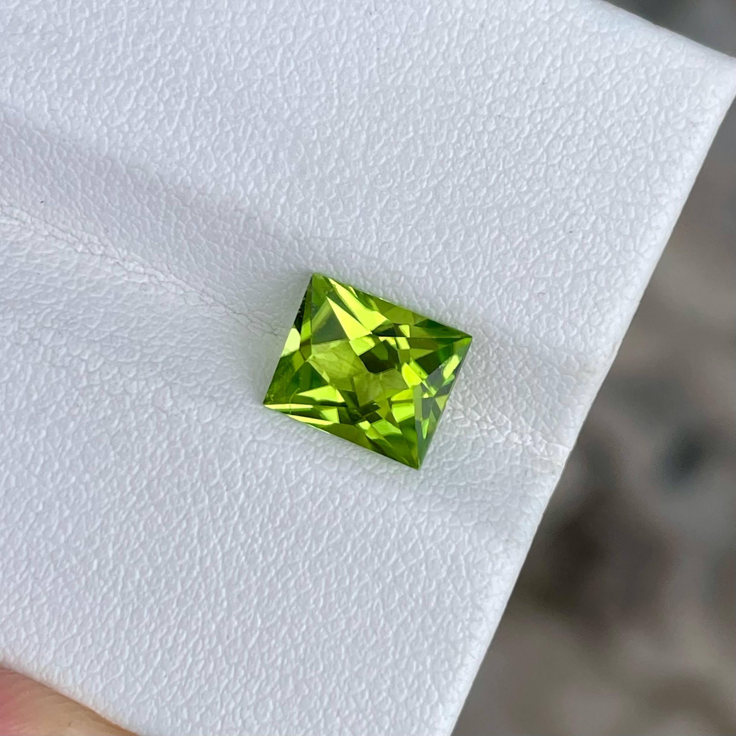 2.40 Carats Green Loose Peridot Stone Scissors Cut Natural Pakistani Gemstone (pierre précieuse pakistanaise naturelle) Neuf - En vente à Bangkok, TH