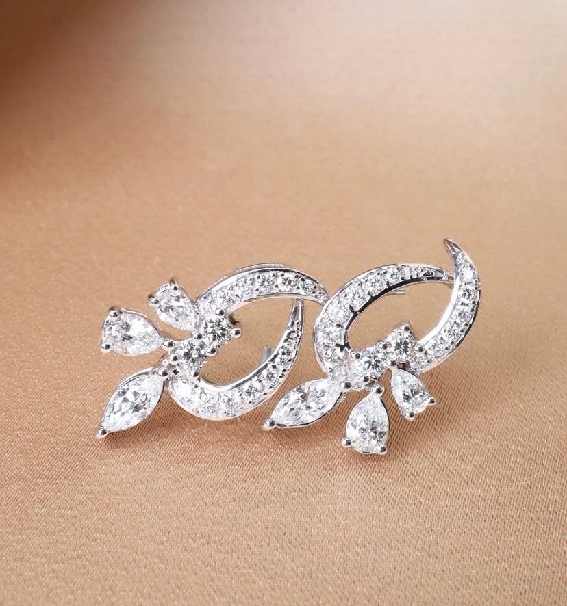 Un exquisito Diamante de diseño moderno, de estilo tan elegante y refinado.
Adórnate y añade un toque de sofisticación y clase a tu look.
Los impresionantes pendientes se presentan en oro de 18 quilates con  lustrosos Diamantes de 2,40 quilates, en