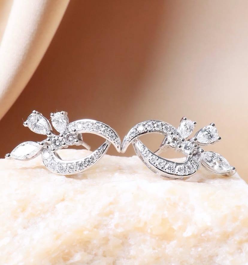 Pendientes de oro de 18k con diamantes de formas mixtas de 2,40 quilates en Nuevo estado para la venta en Massafra, IT