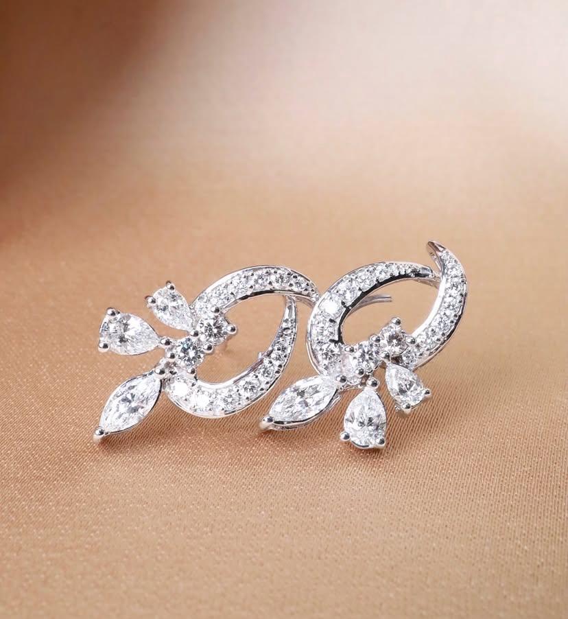 De las mujeres Pendientes de oro de 18k con diamantes de formas mixtas de 2,40 quilates en venta