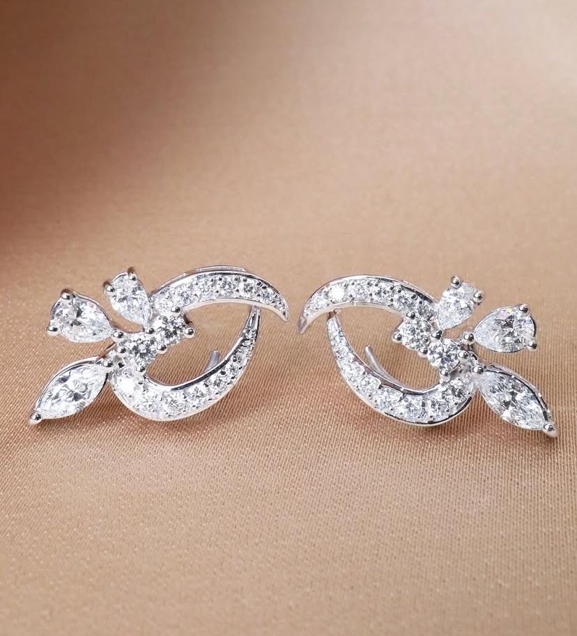 Pendientes de oro de 18k con diamantes de formas mixtas de 2,40 quilates en venta 1