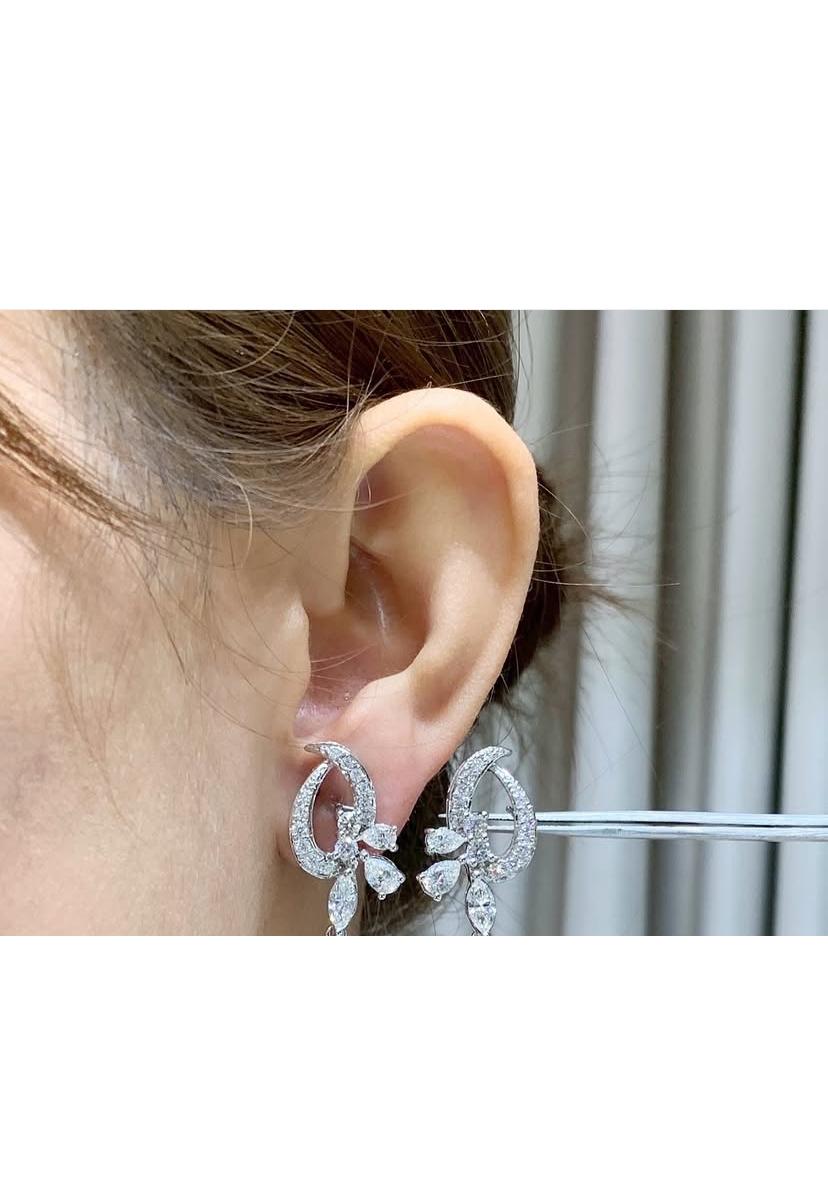Pendientes de oro de 18k con diamantes de formas mixtas de 2,40 quilates en venta 2