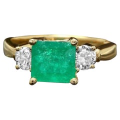 14 Karat massiver Gelbgold Ring mit 2,40 Karat natürlichem Smaragd und Diamant