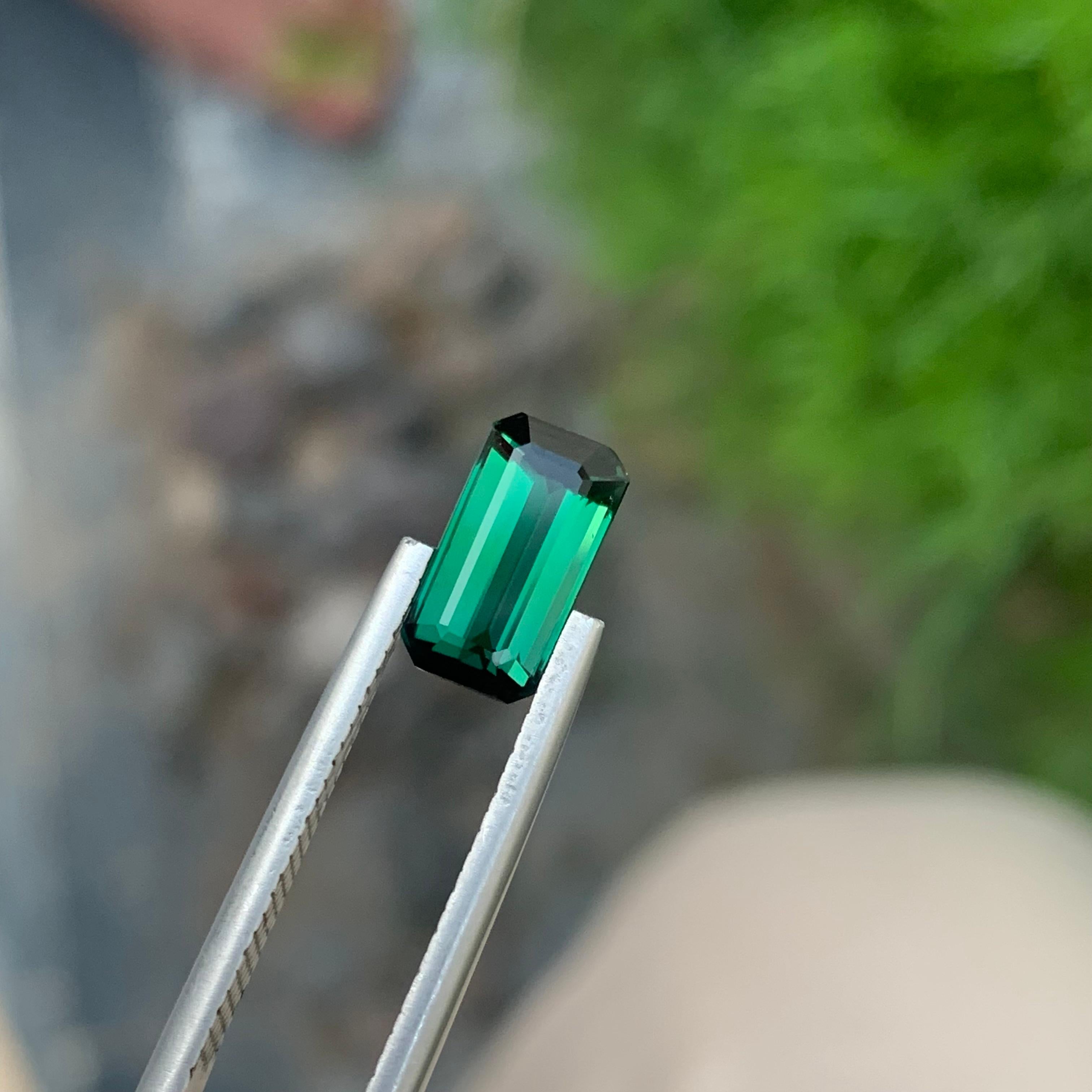 Turmalina verde suelta natural de 2,40 quilates con forma de esmeralda de tono laguna en venta 2