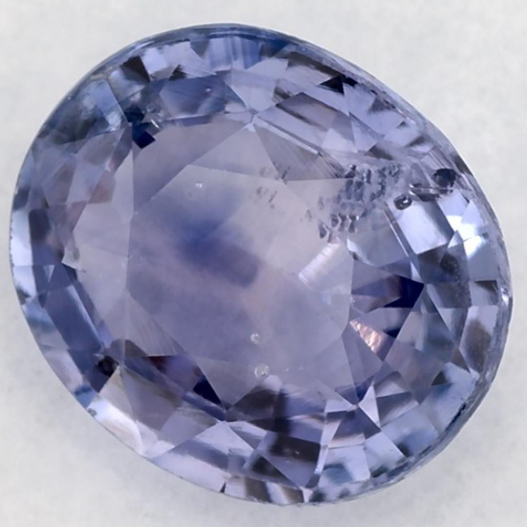 Este zafiro azul natural ofrece elegancia y sofisticación. Con su rica saturación de color y su corte preciso, es la pieza central perfecta para un anillo de compromiso o un diseño de joyería de lujo.

Este zafiro procede de Sri Lanka (Ceilán),