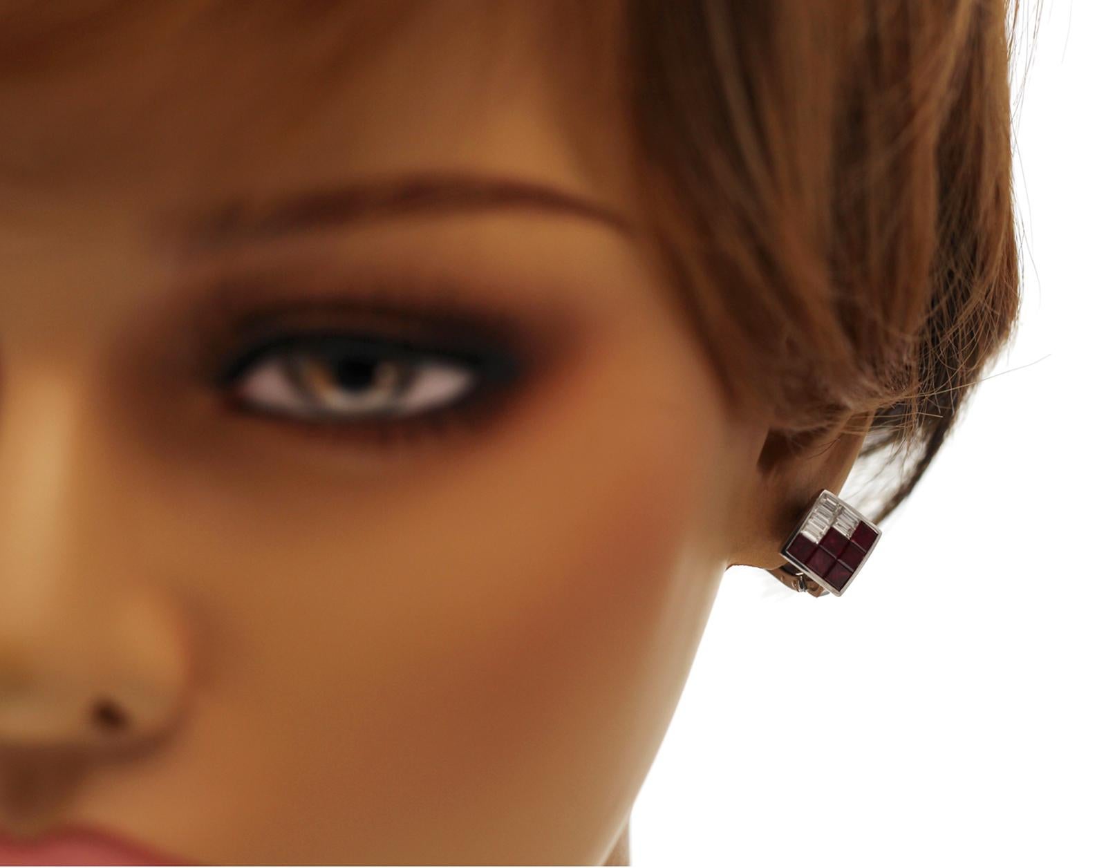 100% authentique, 100% satisfaction client

Hauteur : 14 mm

Largeur : 14 mm

Métal:Or blanc 18K

Poinçons : 18K

Poids total : 8,7 grammes

Type de pierre : 2.40 CT Rubis Naturel & 0.90 CT Diamants G SI1

Condit : Nouveau

Prix estimé :