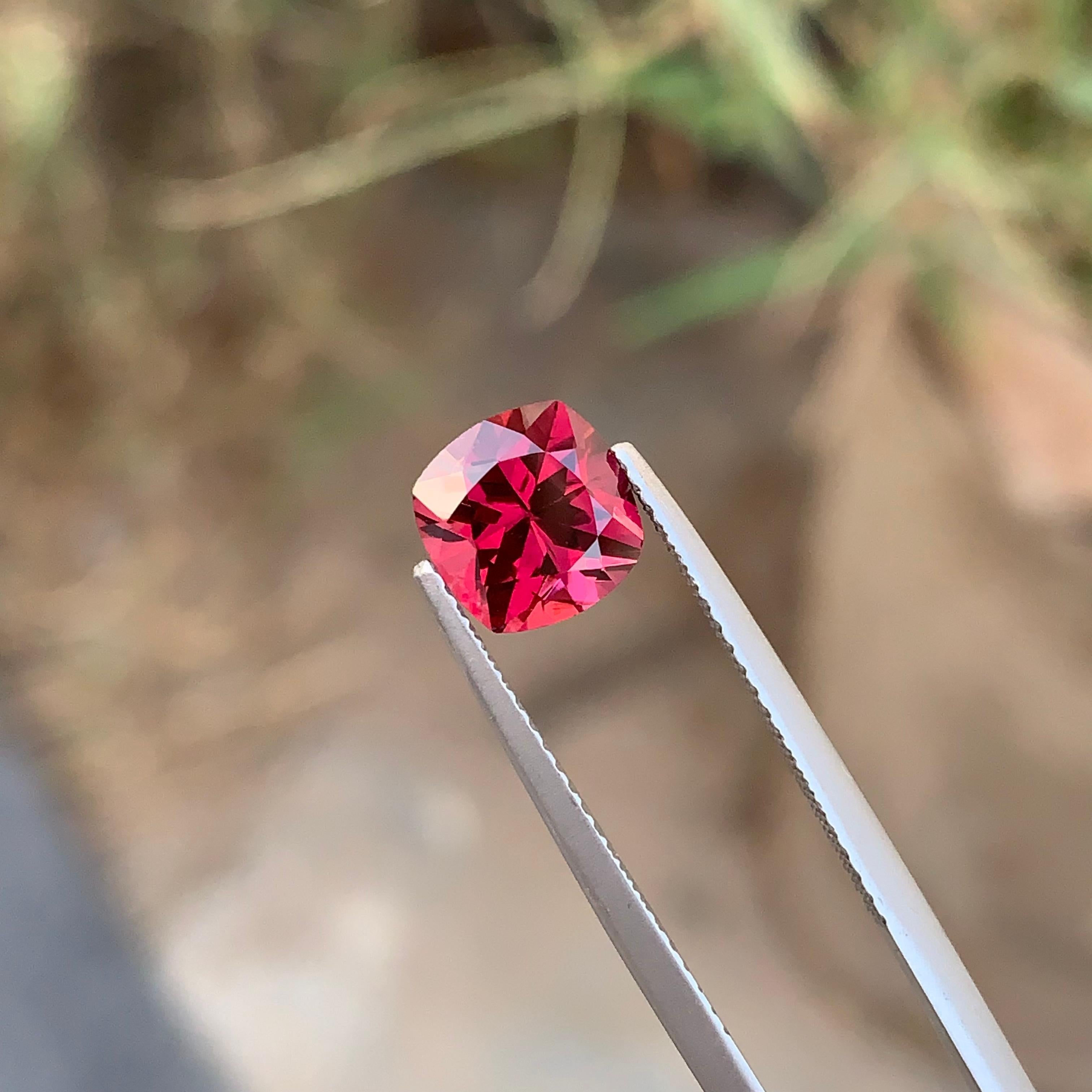 2.40 Cts Natural Loose Red Rhodolite Garnet Cushion Cut Gemstone From Tanzania  In New Condition For Sale In Peshawar, PK