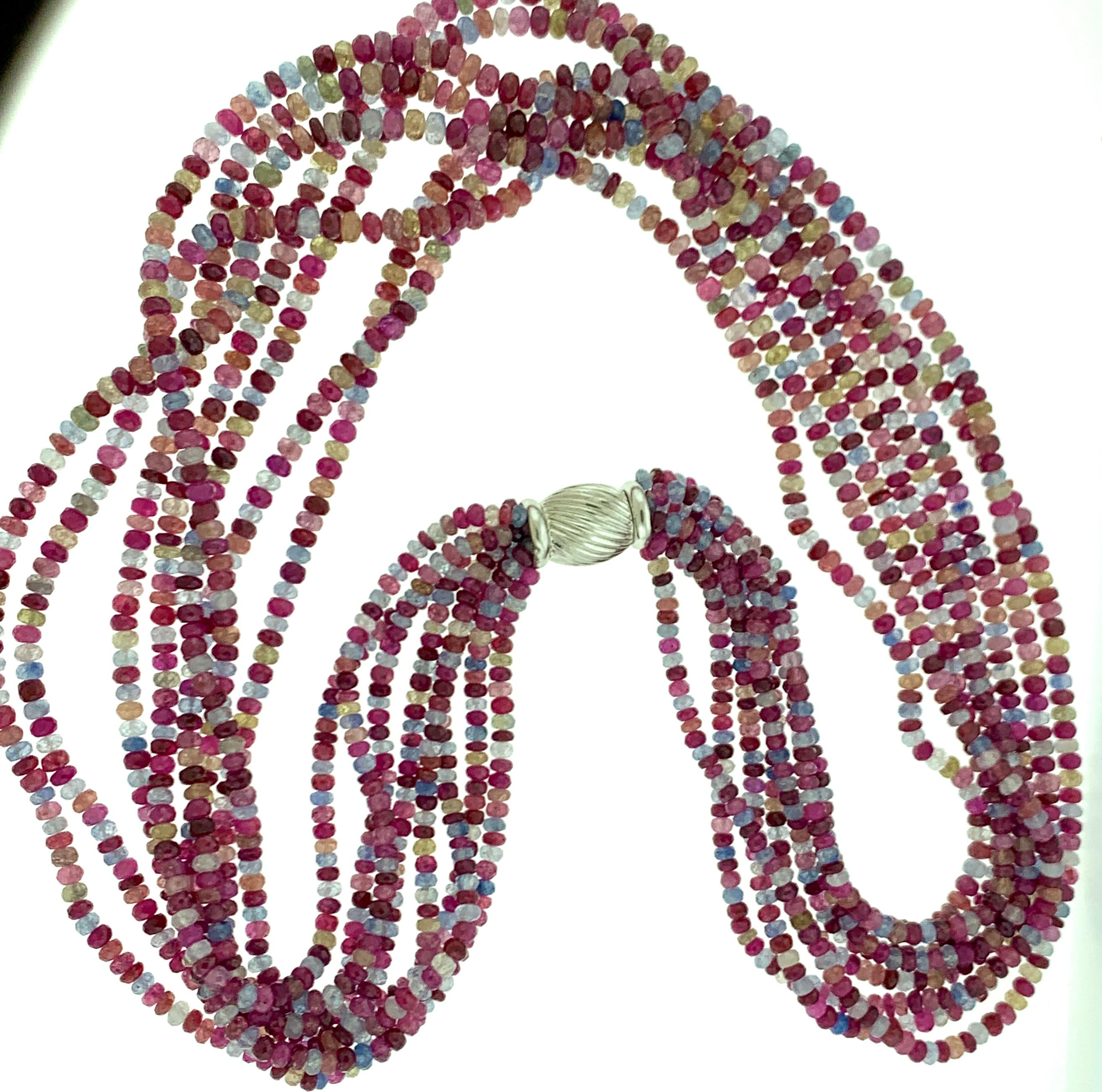 2400 Karat 8 Layer Natürliche Multi Saphir-Perlenkette mit Verschluss aus 18 Karat Gold im Angebot 3