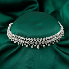 Collier ras-du-cou en or blanc 18 carats, orné de diamants en forme de poire et ronds de 24,05 carats, de tailles variées