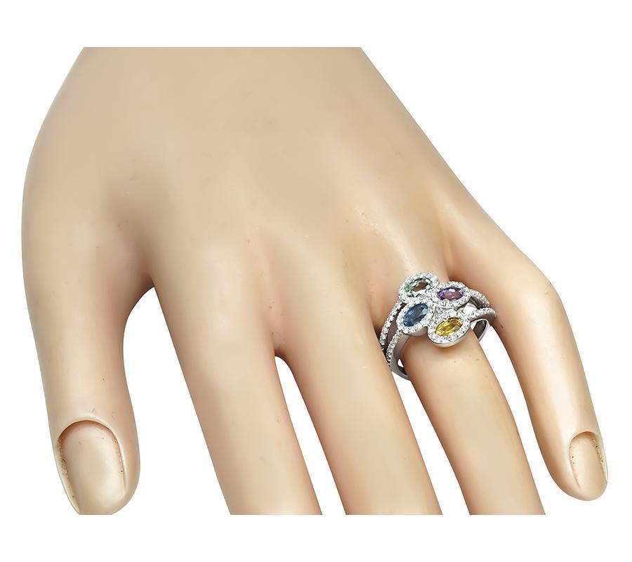 Dies ist ein atemberaubender Ring aus 14 Karat Weißgold. Der Ring ist mit schönen Saphiren im Ovalschliff besetzt, die etwa 2,40 ct wiegen. Die Saphire werden durch funkelnde, rund geschliffene Diamanten mit einem Gewicht von etwa 1.25 ct