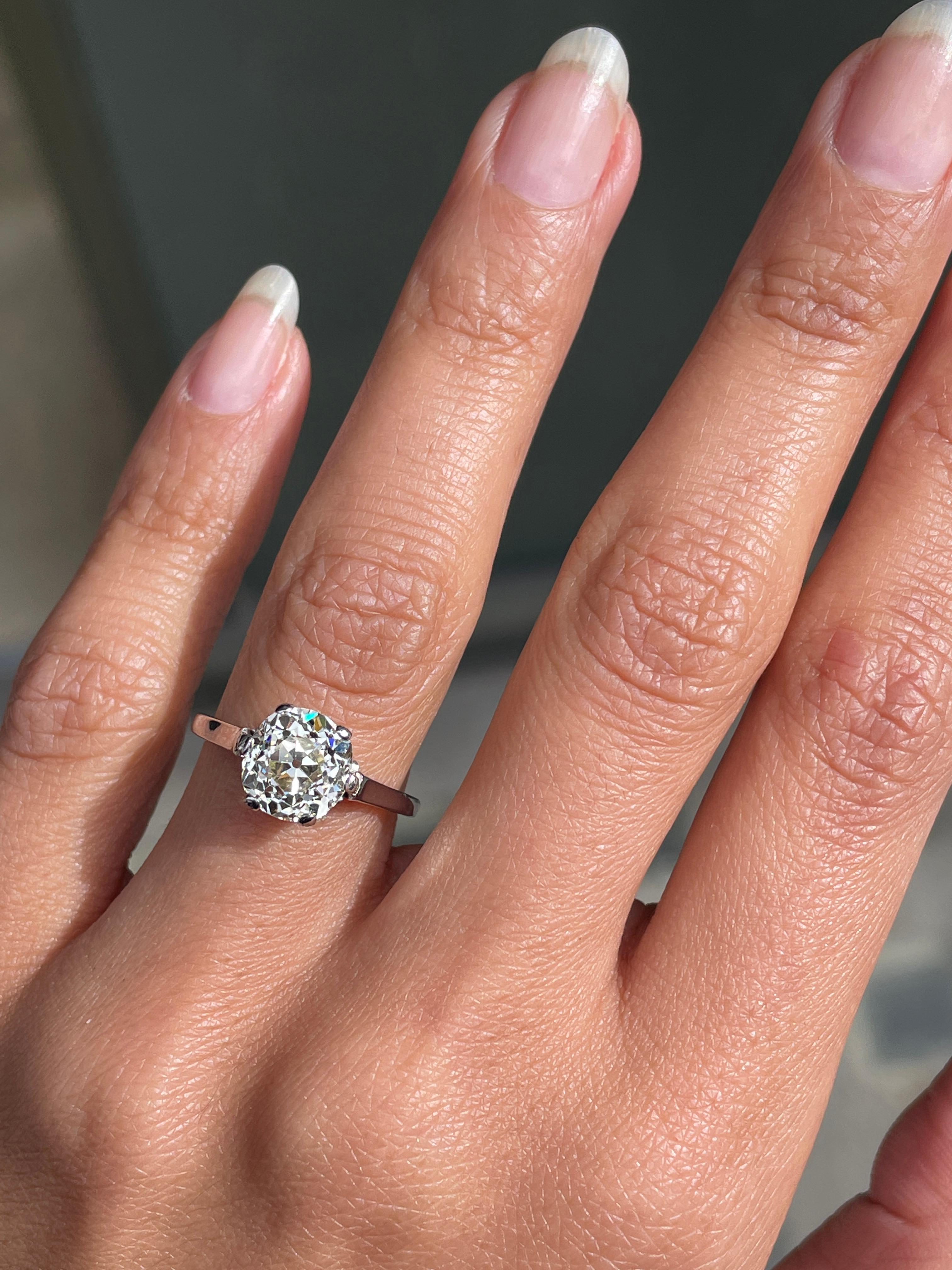 Art déco Bague de fiançailles en platine avec solitaire en diamant taille ancienne de 2,40 carats, vers les années 1920 en vente