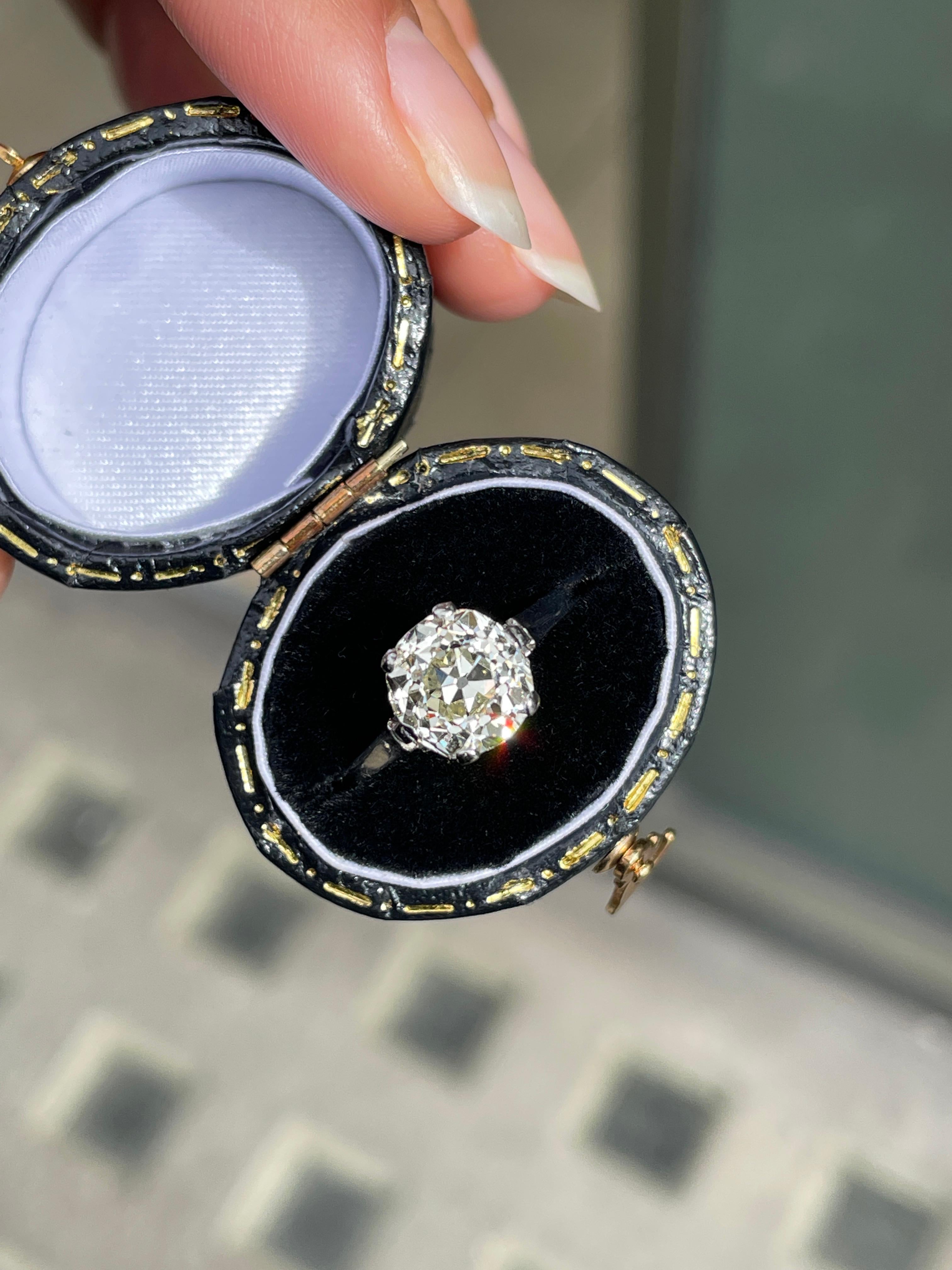 Taille vieille mine Bague de fiançailles en platine avec solitaire en diamant taille ancienne de 2,40 carats, vers les années 1920 en vente