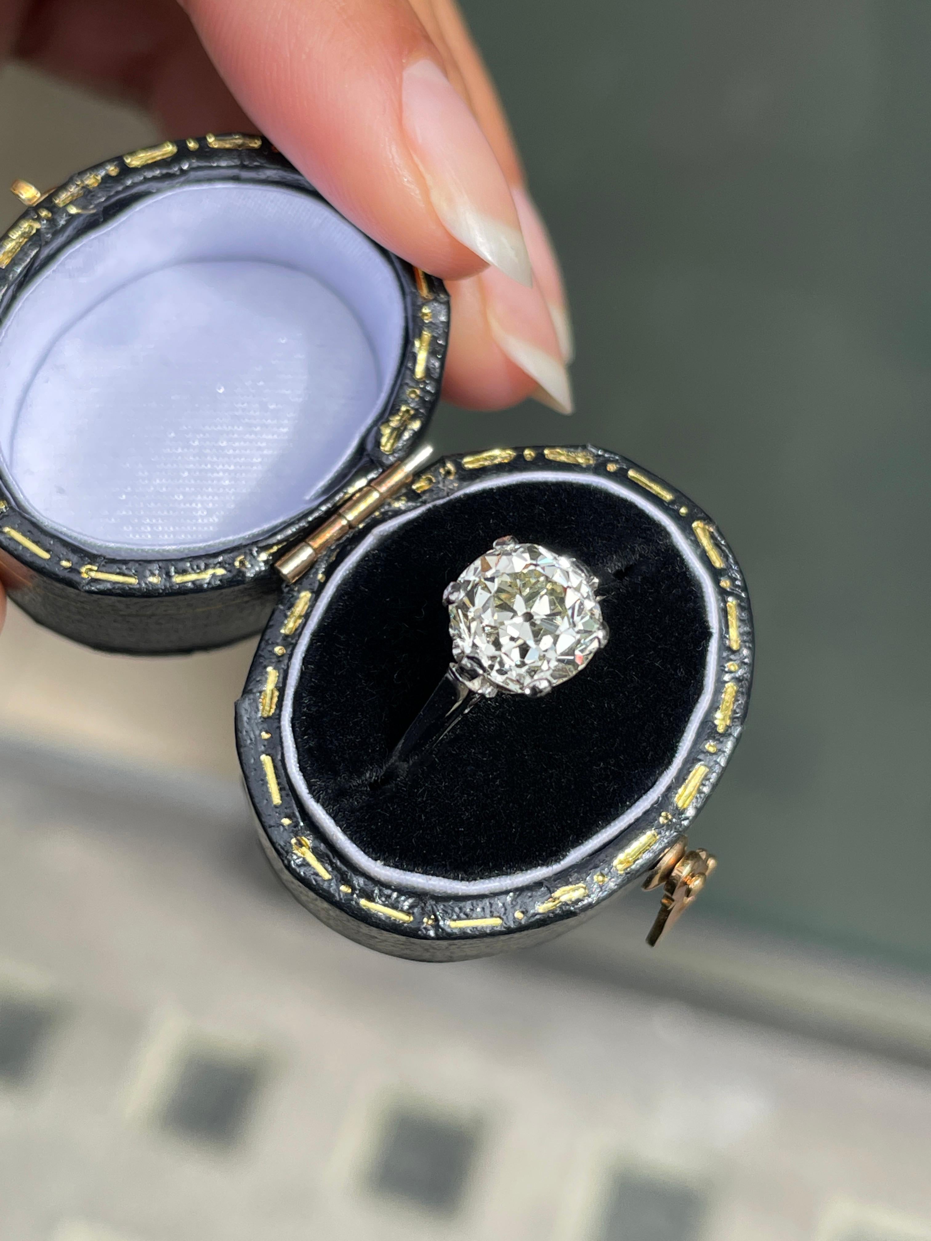 Bague de fiançailles en platine avec solitaire en diamant taille ancienne de 2,40 carats, vers les années 1920 Bon état - En vente à London, GB