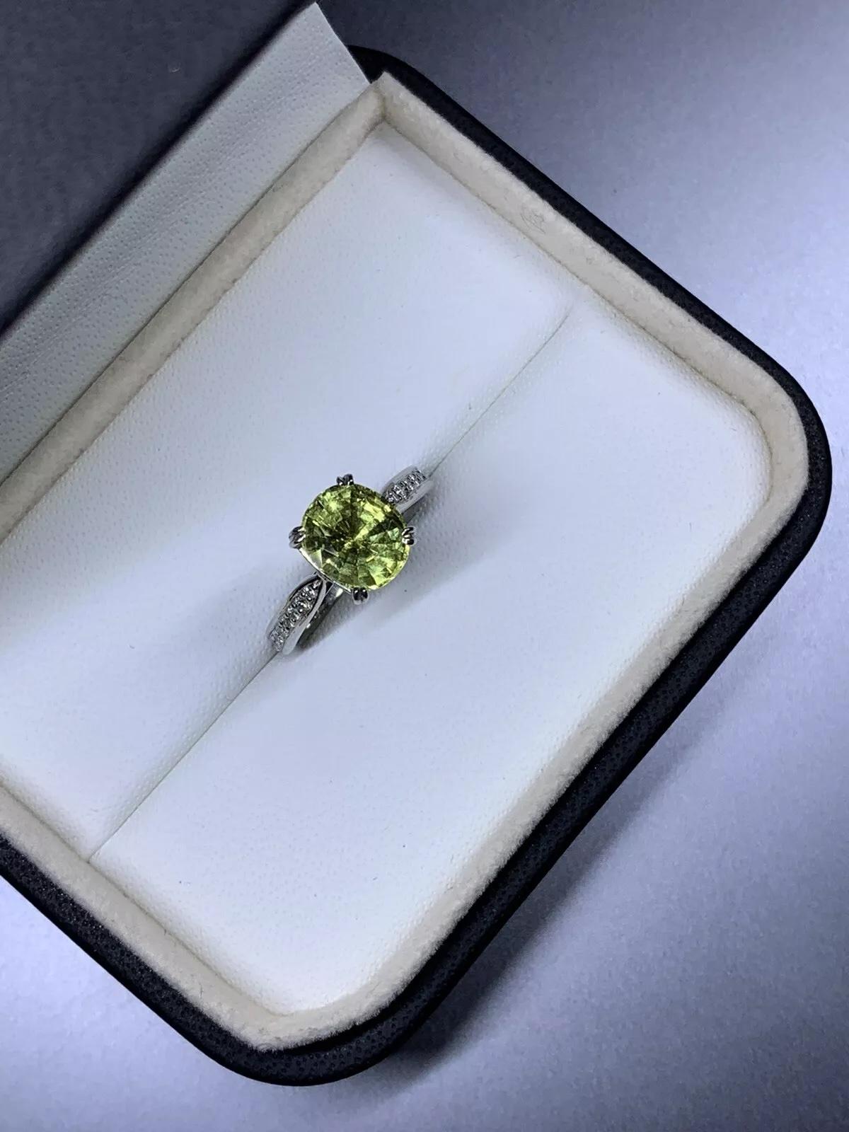 Women's or Men's 2.40ct Peridot and diamond engagement ring in platinum. For Sale