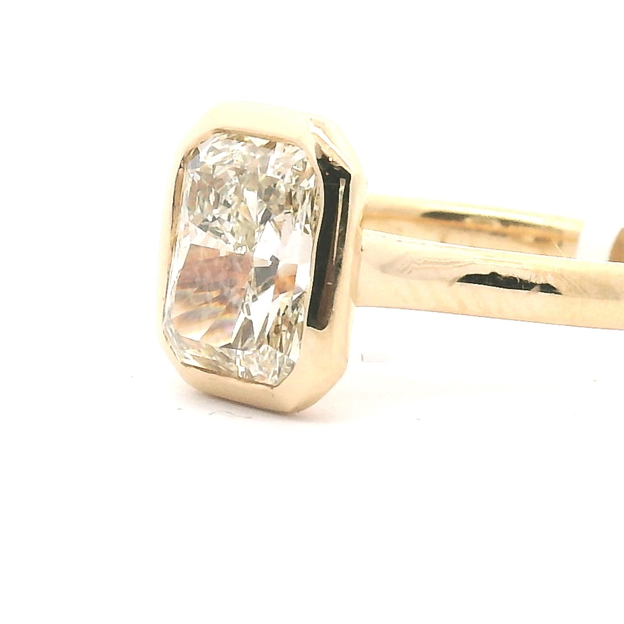 Diamant naturel de 2,40 ct serti en bézal. Dans une bague en or jaune 18 carats.
compos�é de :

Un diamant de taille radiant (8,62 x 6,64 x 4,53 mm)

Le degré de pureté est SI1

Le grade de couleur est I
 Or jaune 18k 4,6 grammes 