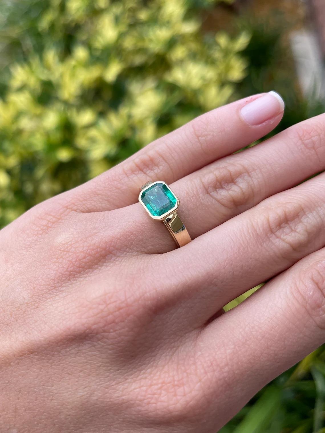 2,40 Karat 14K natürlicher Smaragd-Emerald-Schliff Lünette Set Solitär Right Hand Ring (Moderne) im Angebot