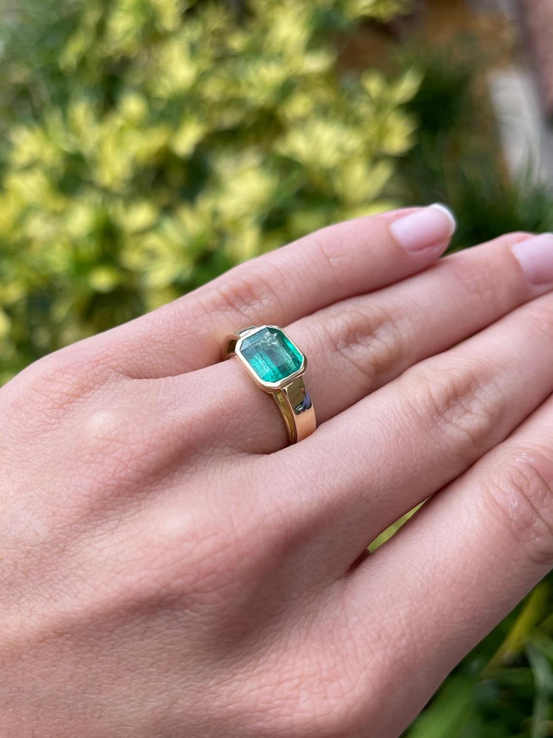 2,40 Karat 14K natürlicher Smaragd-Emerald-Schliff Lünette Set Solitär Right Hand Ring (Smaragdschliff) im Angebot