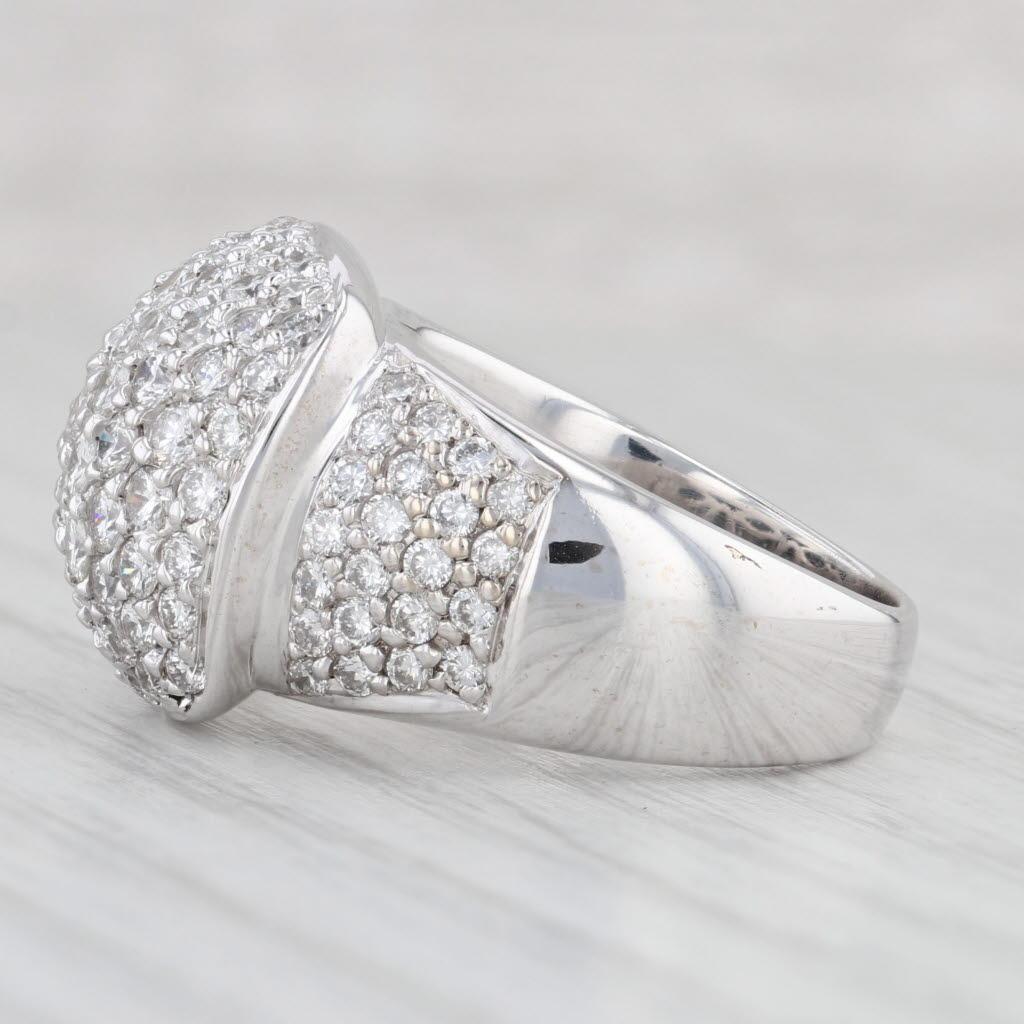 Informations sur les pierres précieuses :
- Diamants naturels -
Total des carats - 2.40ctw
Taille - Brilliante ronde
Couleur - F - G
Clarté - VS2 - SI2 

Métal : Or blanc 18k 
Poids : 15,2 grammes 
Timbres : 18k
Hauteur de la face : 15.8 mm 
Hauteur