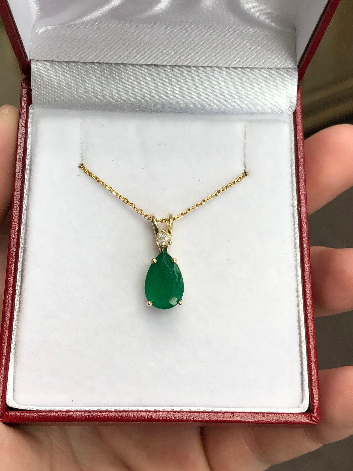 2,40tcw Smaragd & Diamant Halskette 14K Gold Birnen-Smaragd-Anhänger Natürlicher Smaragd (Tropfenschliff) im Angebot