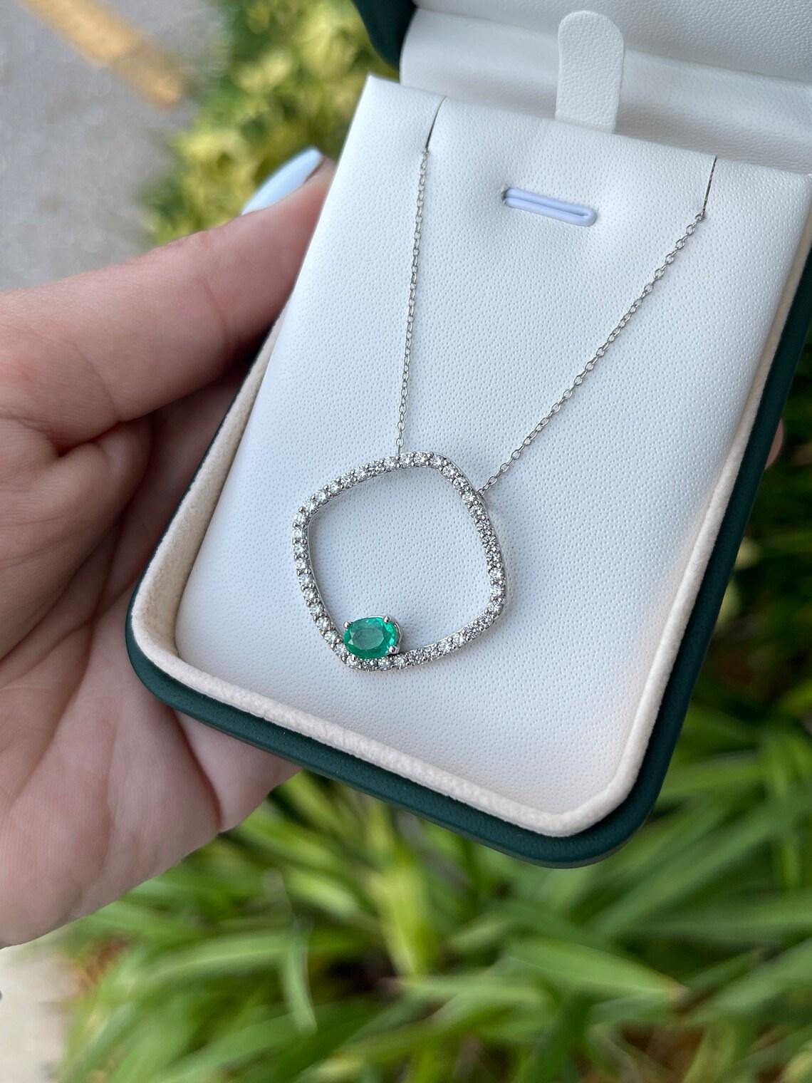 Moderne Collier d'éternité en or 14 carats avec émeraude ovale de 2,40 ctw, pierre de naissance de mai en vente