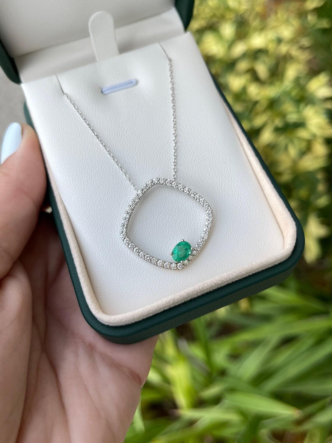 Taille ovale Collier d'éternité en or 14 carats avec émeraude ovale de 2,40 ctw, pierre de naissance de mai en vente