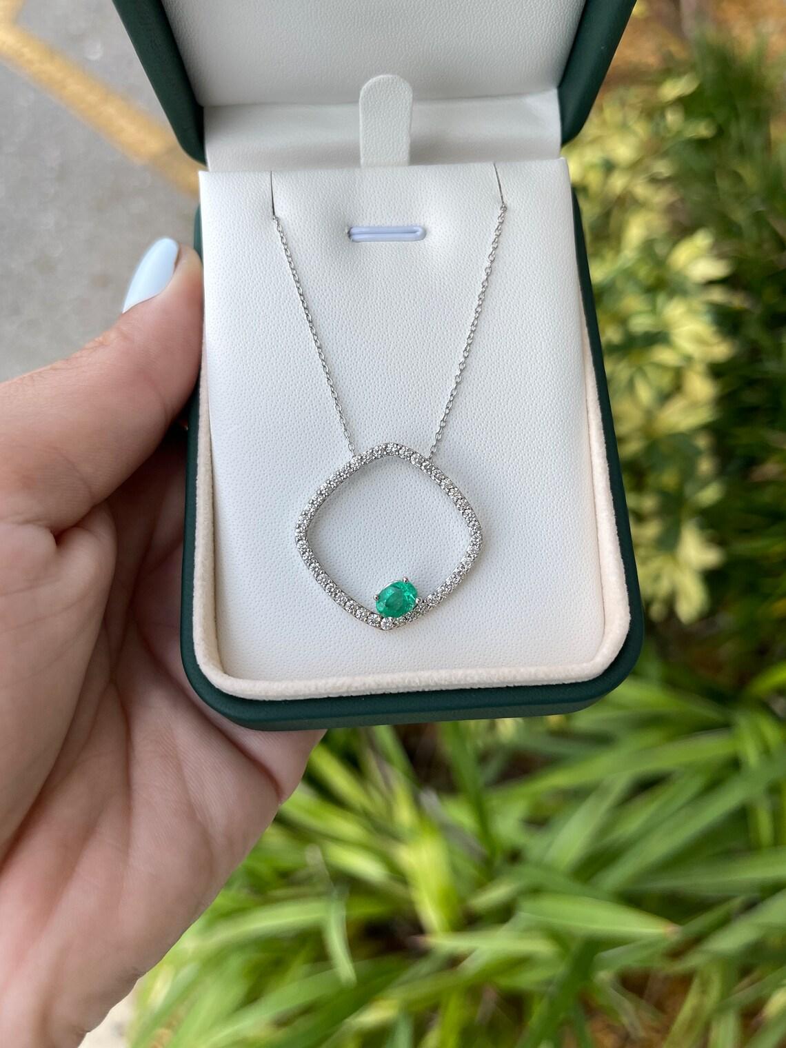 Collier d'éternité en or 14 carats avec émeraude ovale de 2,40 ctw, pierre de naissance de mai Neuf - En vente à Jupiter, FL