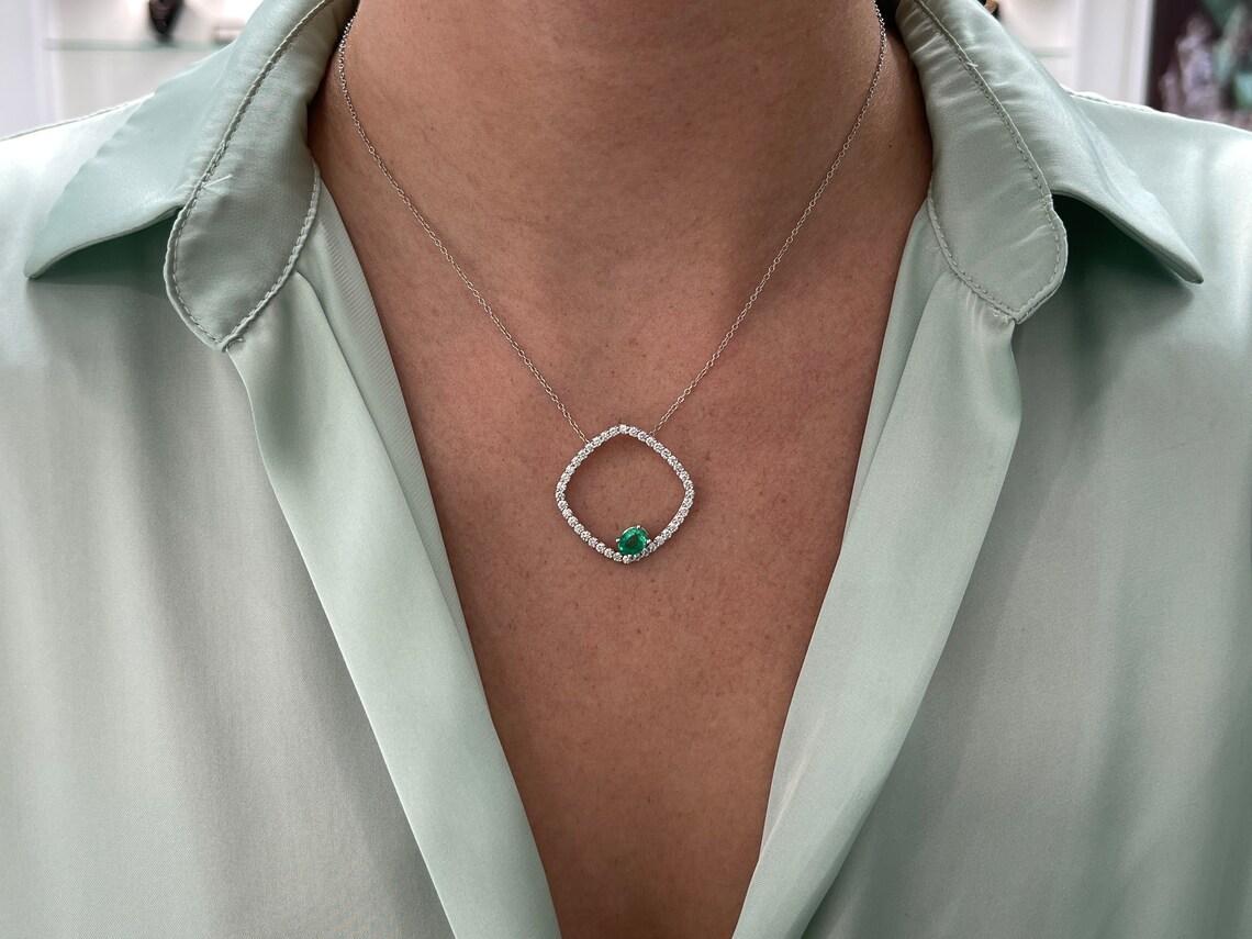 Collier d'éternité en or 14 carats avec émeraude ovale de 2,40 ctw, pierre de naissance de mai Pour femmes en vente
