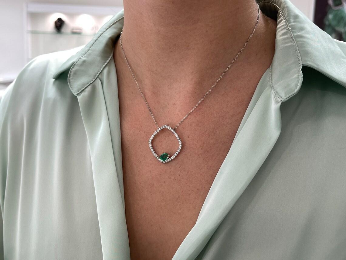Collier d'éternité en or 14 carats avec émeraude ovale de 2,40 ctw, pierre de naissance de mai en vente 1