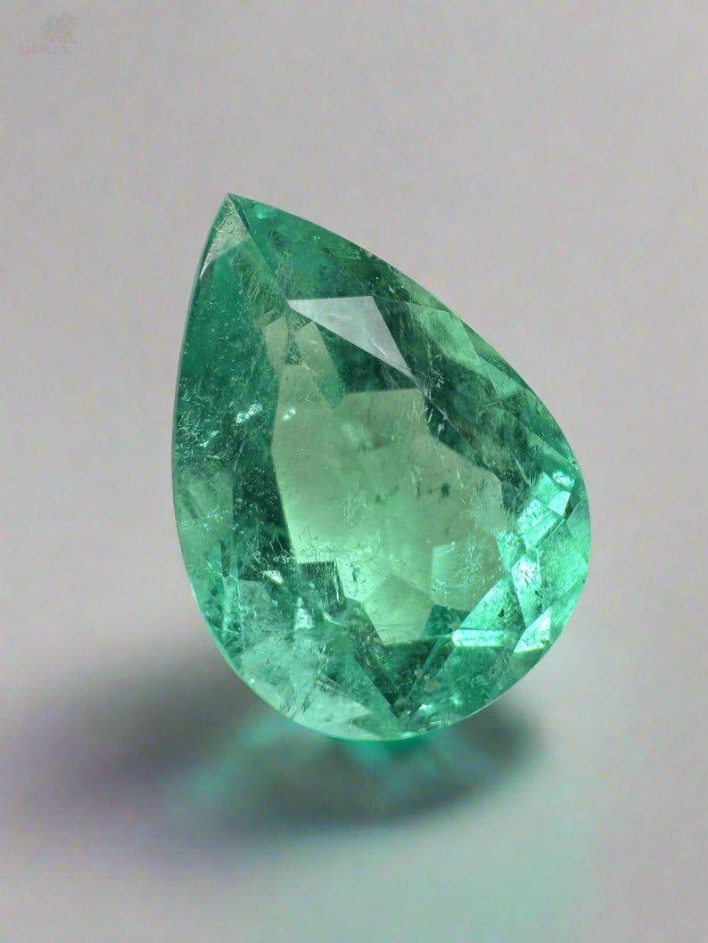 Pierre : Émeraude
Poids : 2,41 carats
Forme : Coupe poire
Clarté : Transparent
Lustre : Très bon
Couleur : vert bleuâtre pastel
Dimensions : 10,54 mm x 7,45 mm x 5,71 mm
Origine géographique : Colombie
Traitement : Naturel, huilé

Commentaires : En